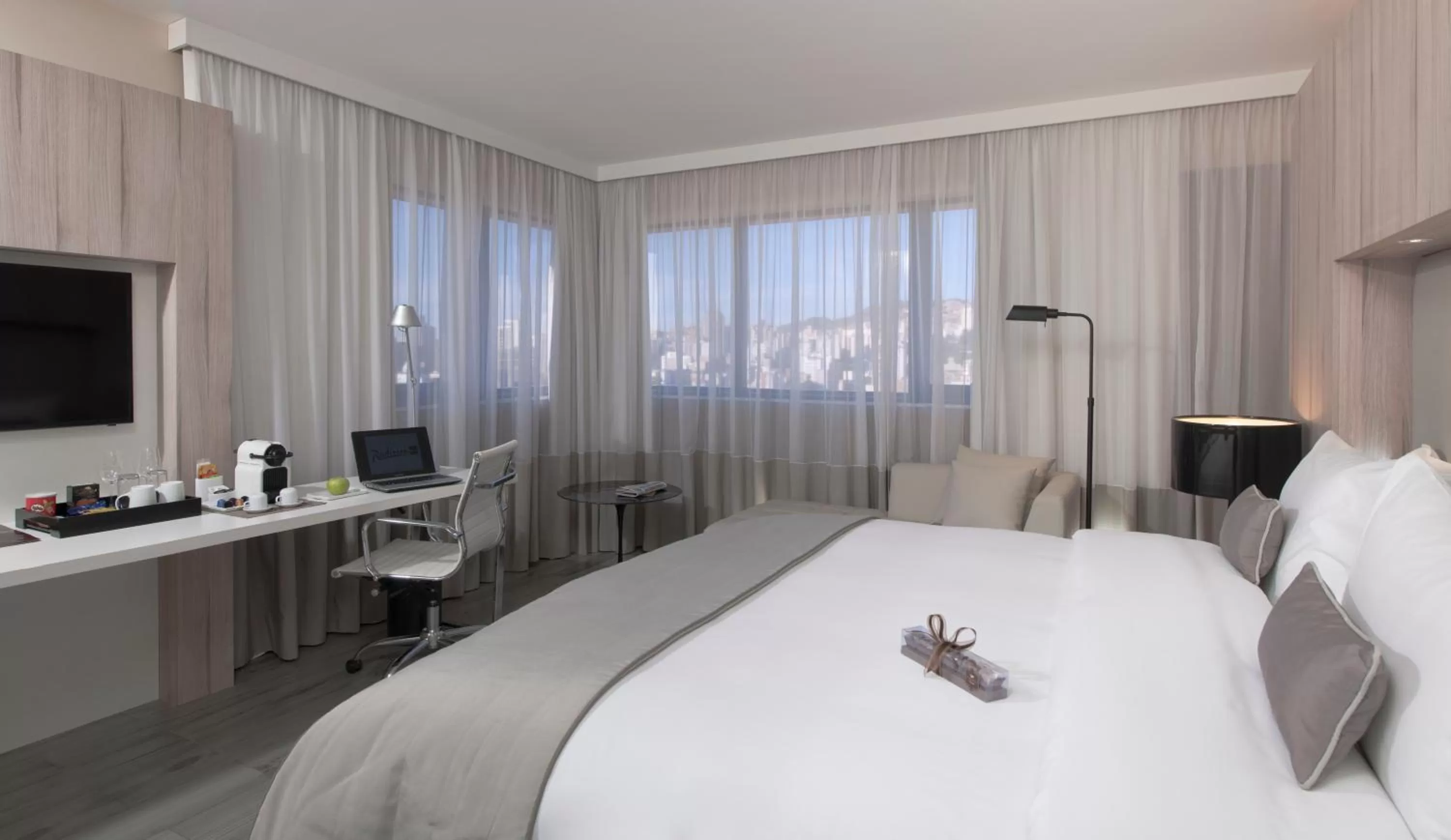 Photo of the whole room, Bed in Radisson Blu Belo Horizonte Savassi