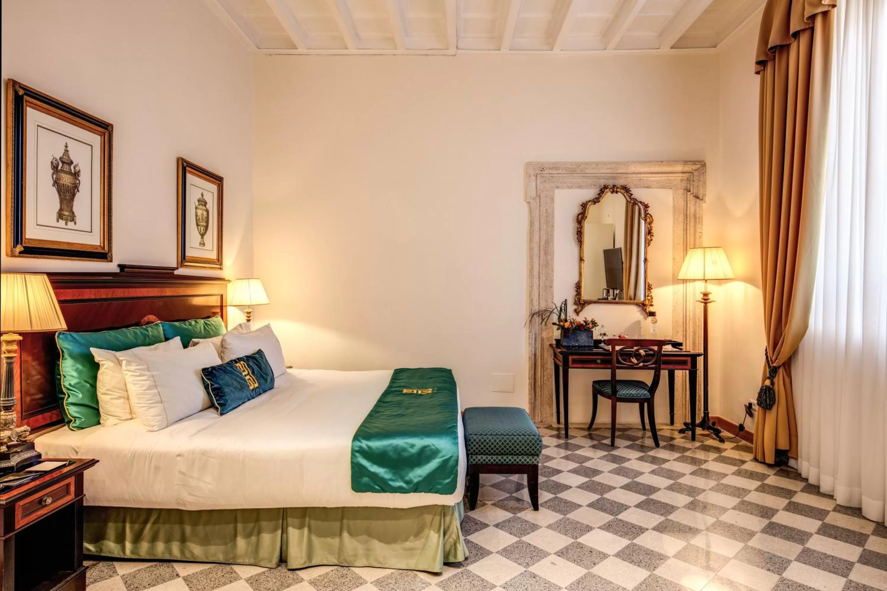 Photo of the whole room, Bed in Eitch Borromini Palazzo Pamphilj