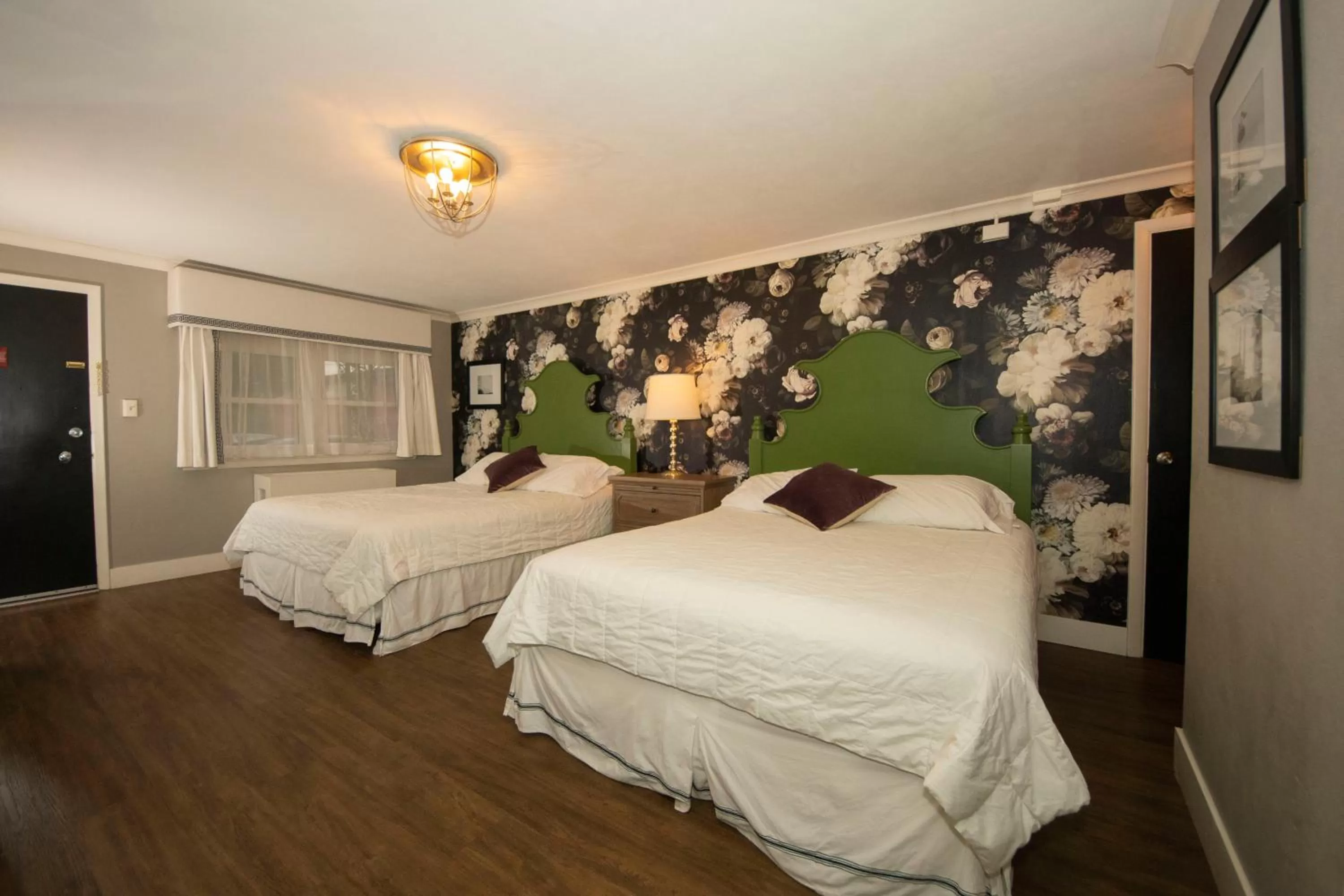 Photo of the whole room, Bed in Simmons Motel and Suites