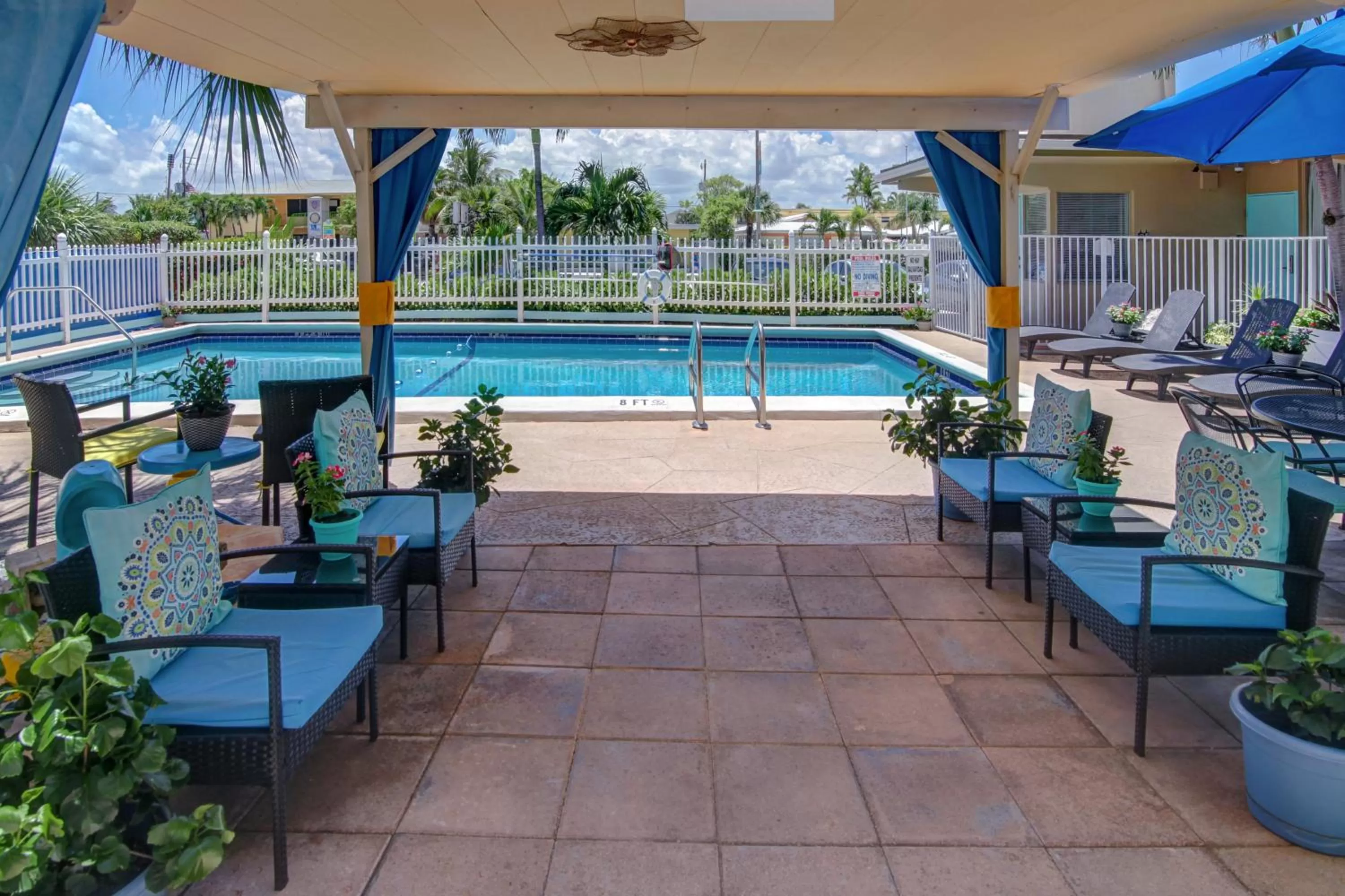 Swimming Pool in Castle by the Sea Motel