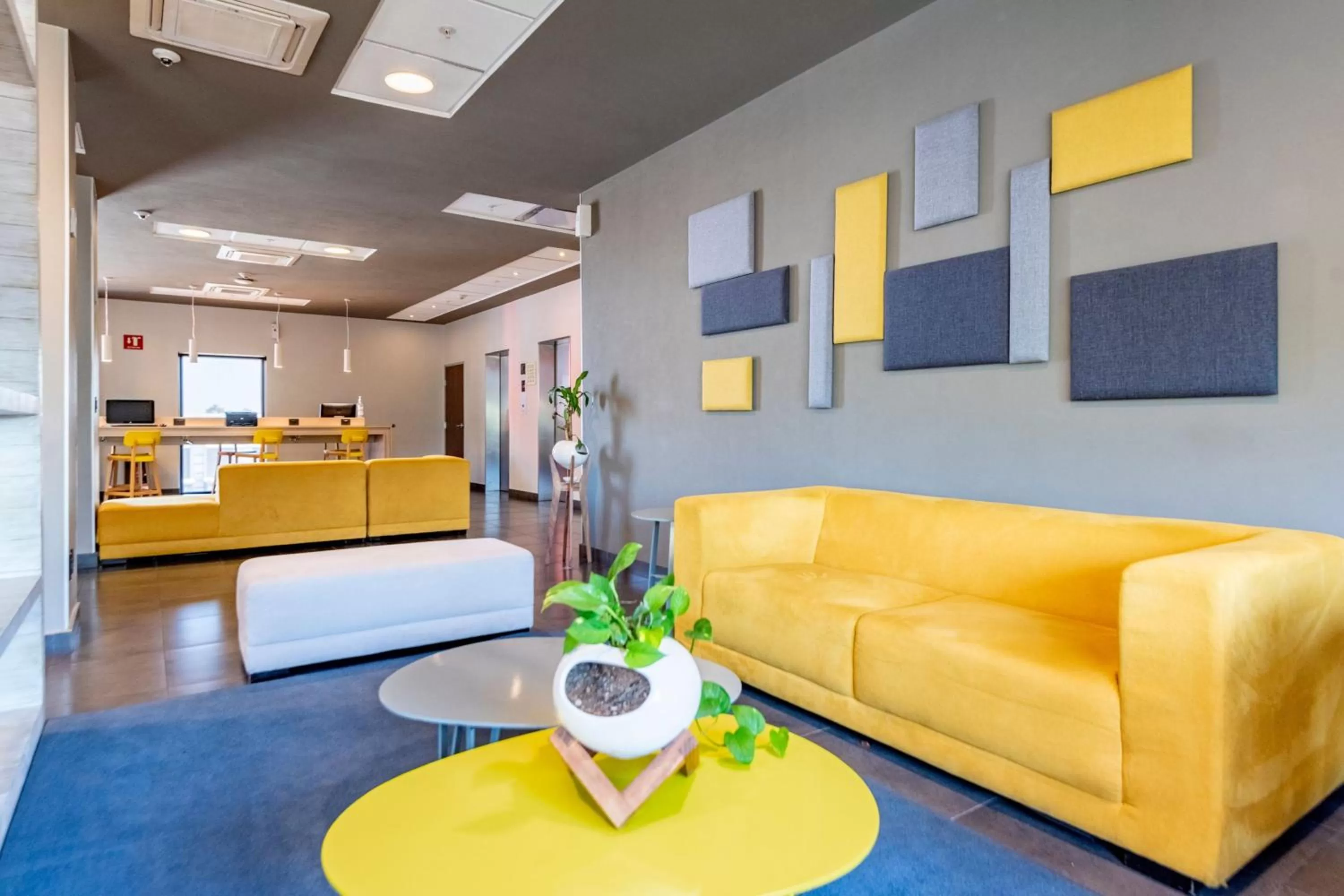 Lobby or reception in City Express Plus by Marriott Guadalajara Palomar