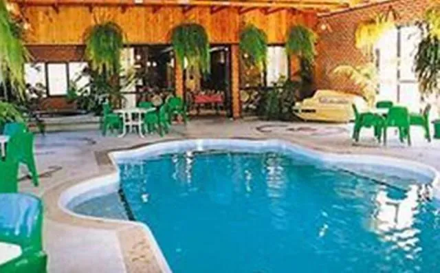 Swimming pool in Elsinor Motor Lodge