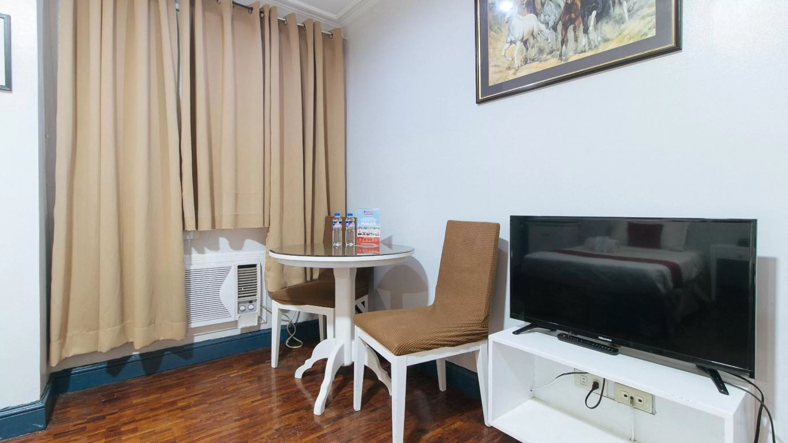 TV and multimedia, TV/Entertainment Center in RedDoorz Premium near Greenbelt Makati - Vaccinated Staff