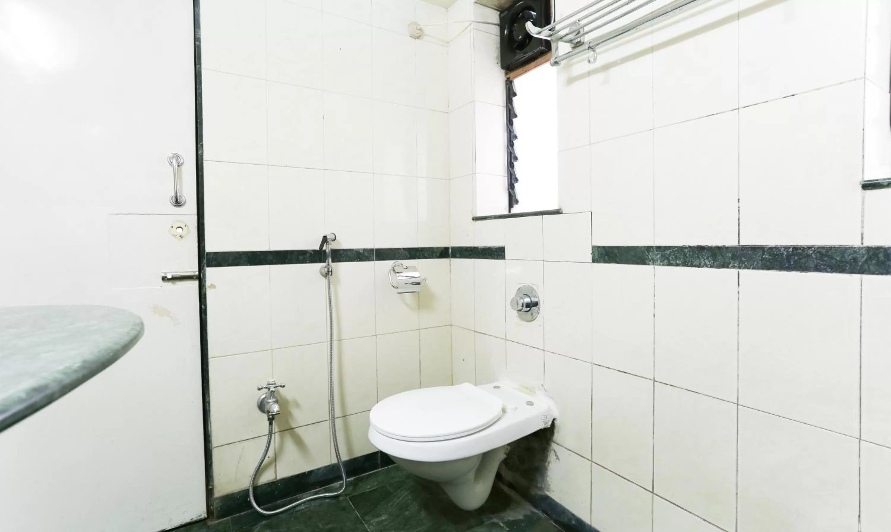 Bathroom in Itsy Hotels Hill View Ex