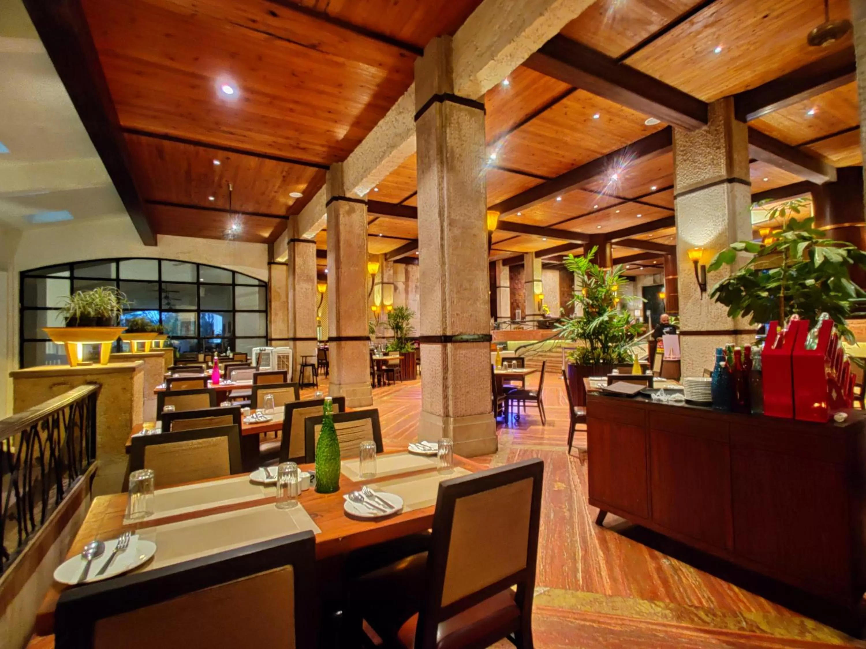 Restaurant/places to eat in Fariyas Resort Lonavala