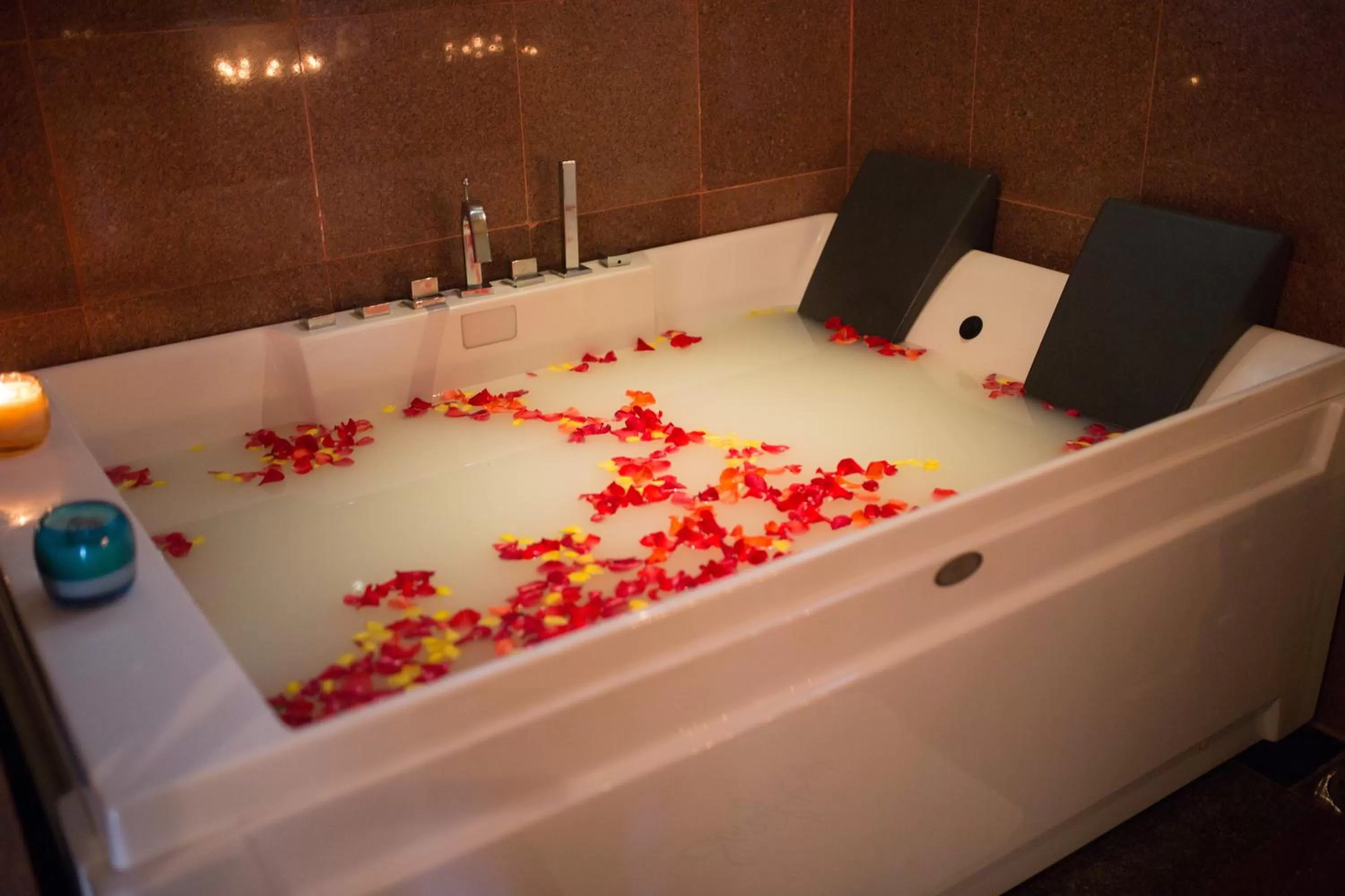 Hot Tub in Diamond Bay Resort & Spa