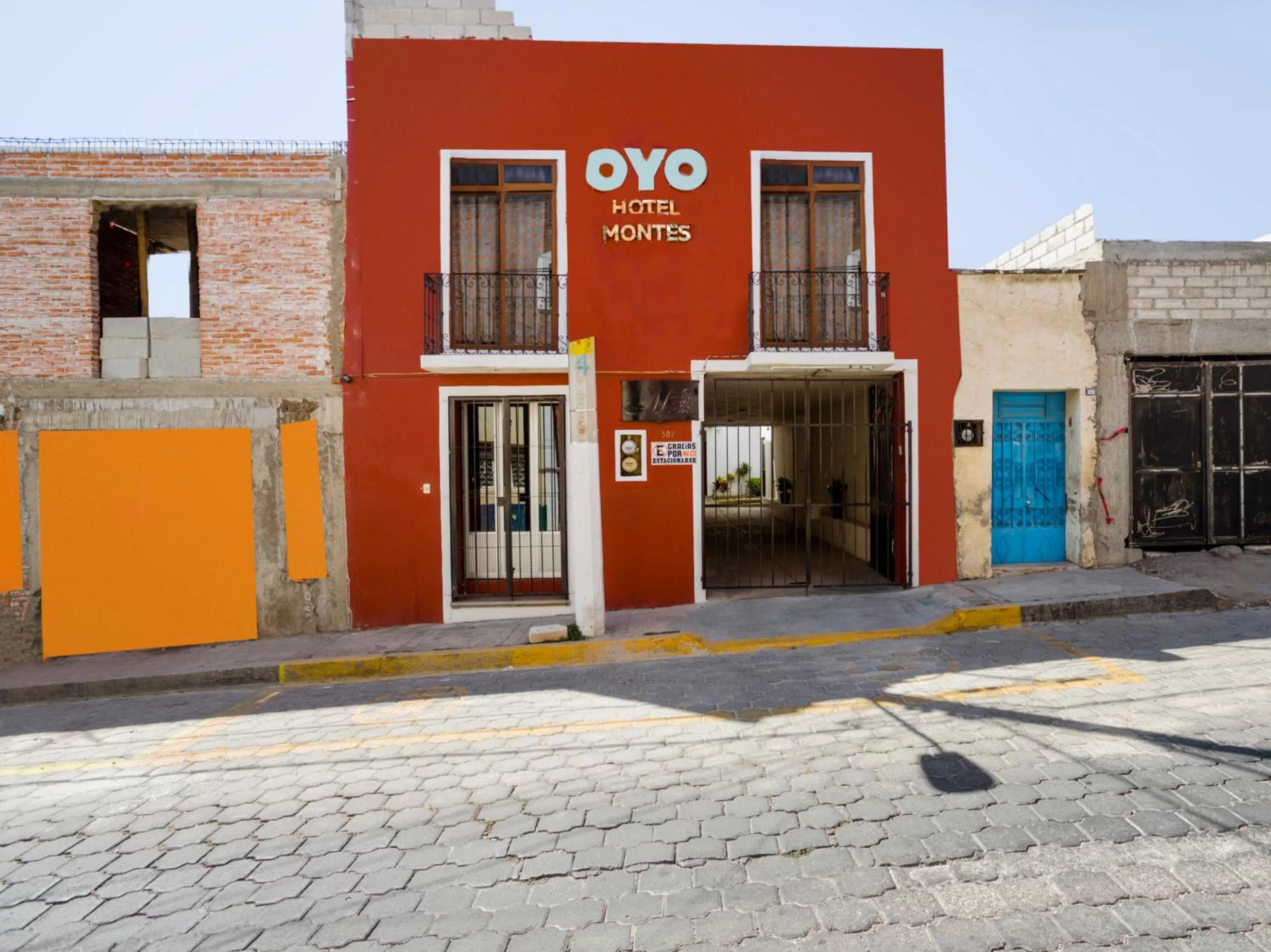 Facade/entrance in OYO Hotel Montes, Atlixco Puebla