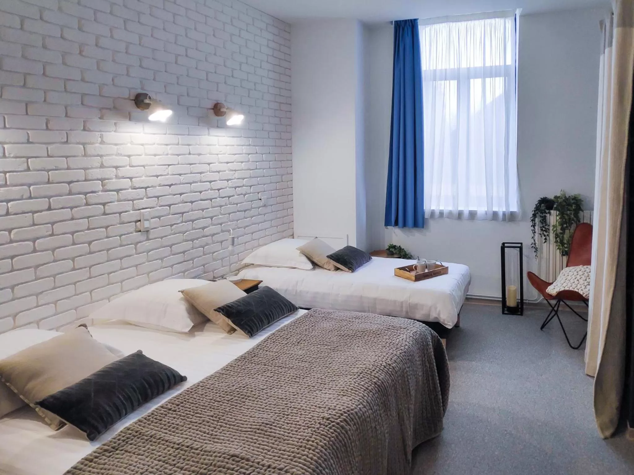 Photo of the whole room, Bed in Centre Bol Vert