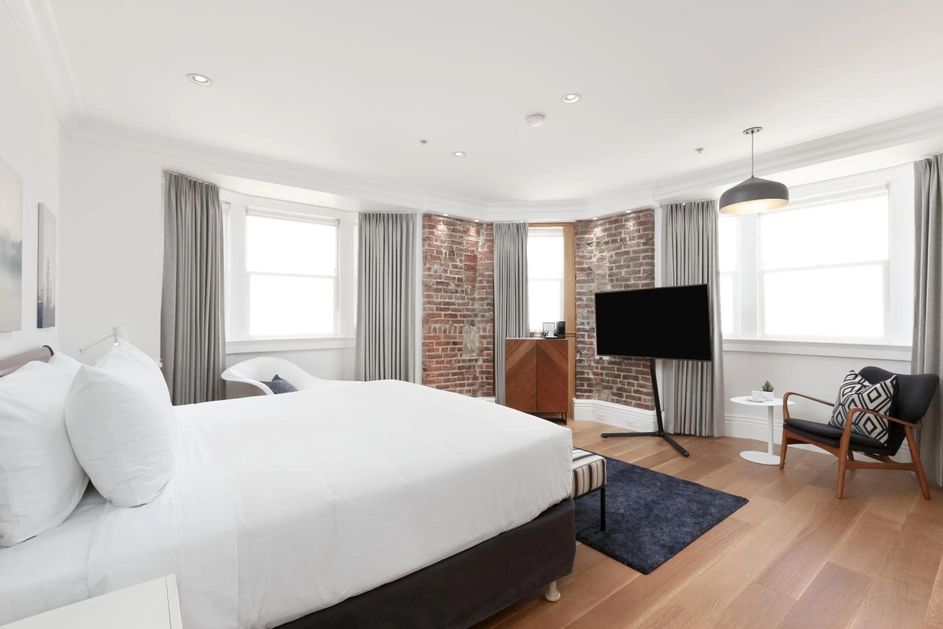 Photo of the whole room, Bed in Victorian Hotel