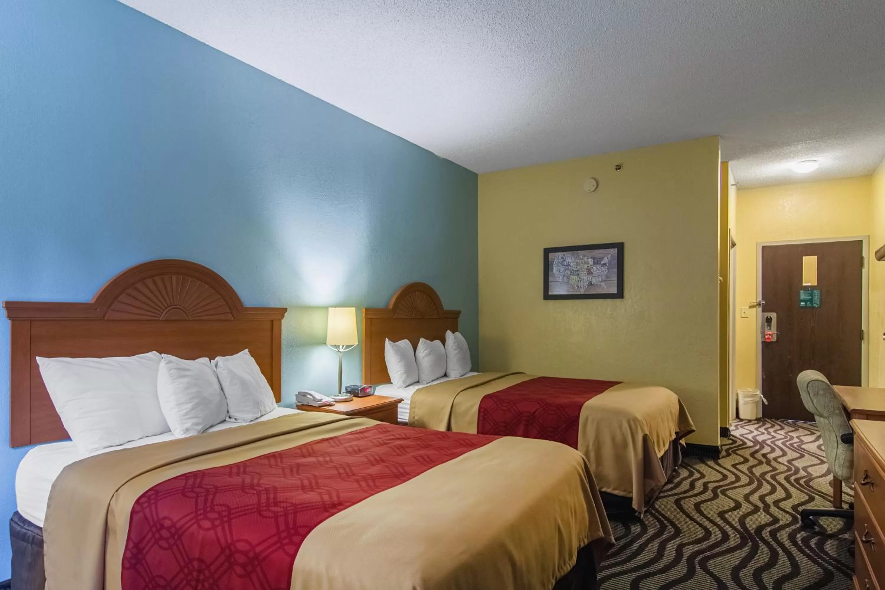 Bed in Econo Lodge Darien