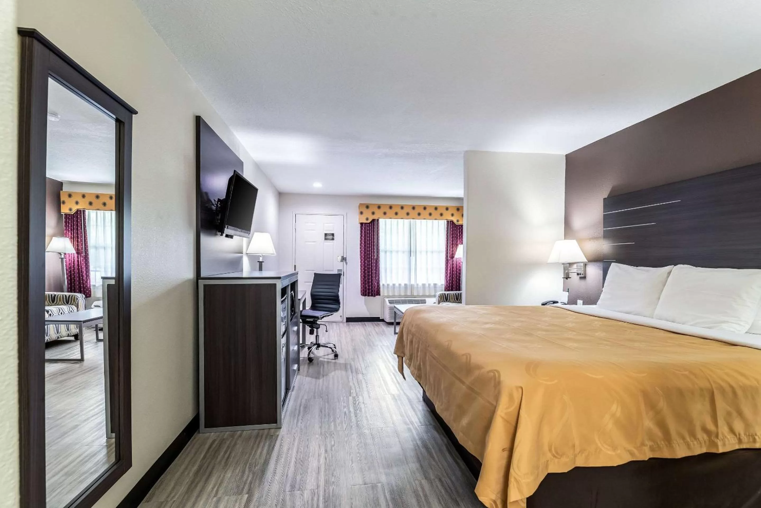 Photo of the whole room, Bed in Quality Inn & Suites Canton