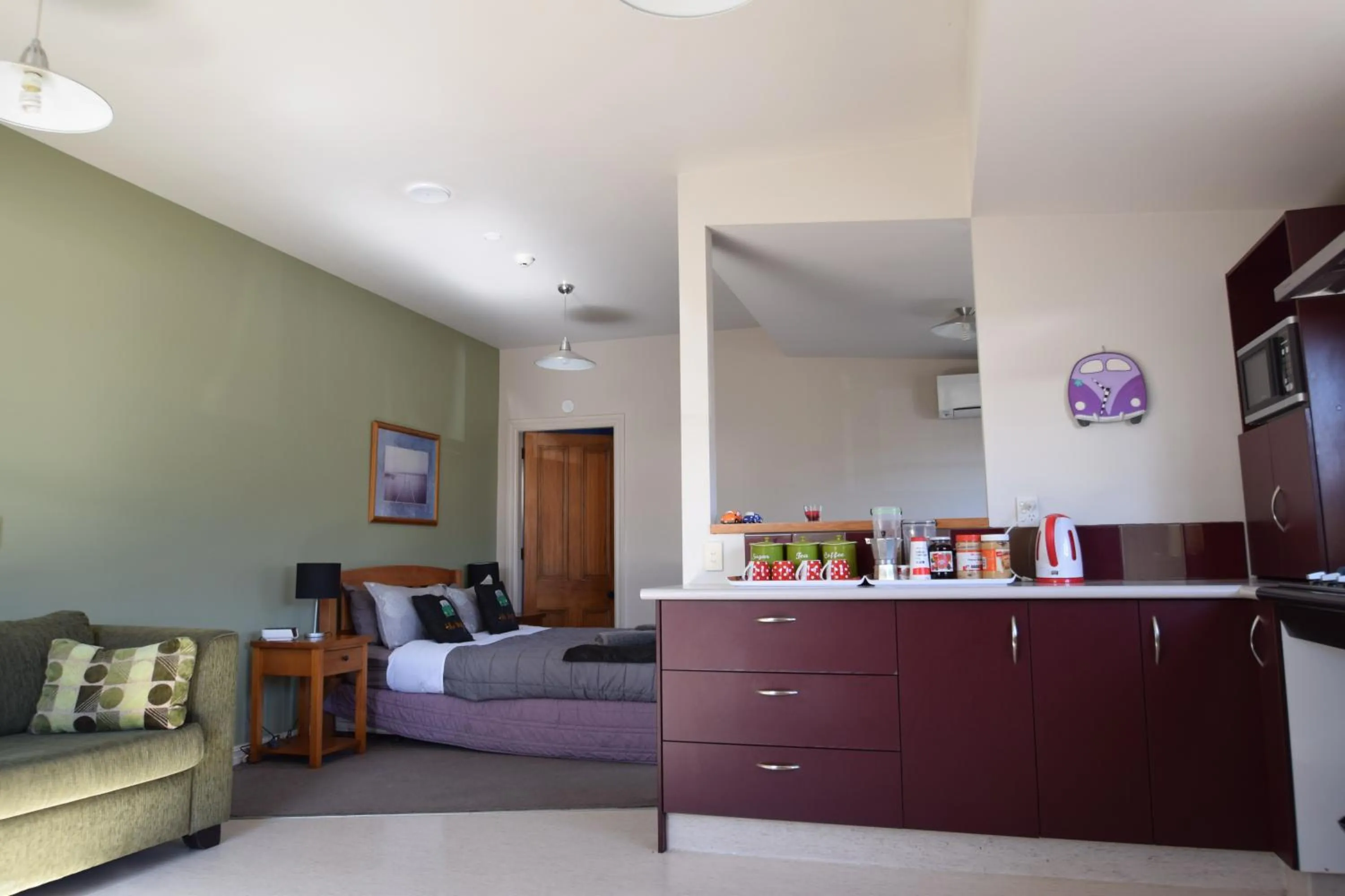 Photo of the whole room, Bed in The Bug Backpackers