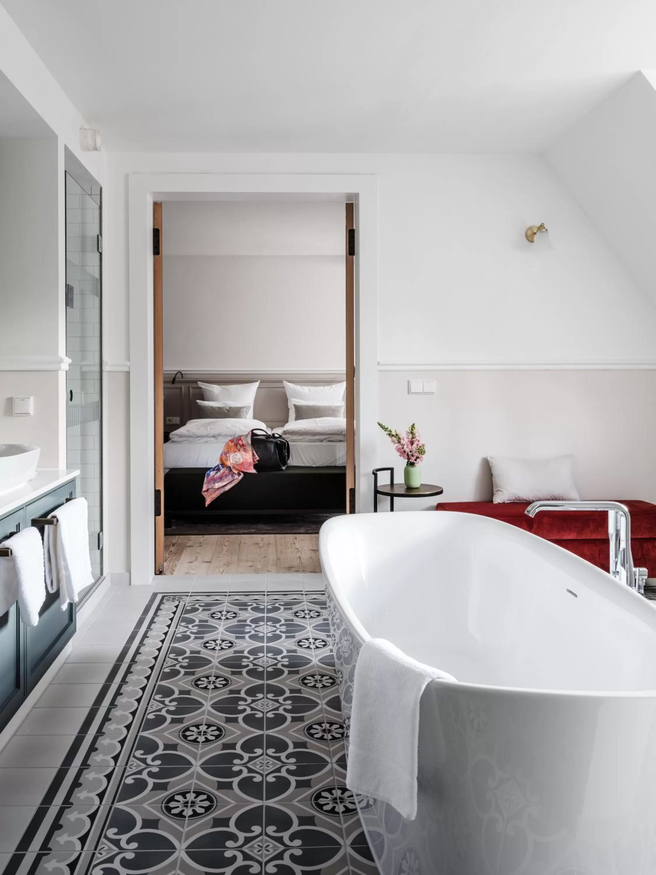 Bathroom, Bed in AMERON Neuschwanstein Alpsee Resort & Spa