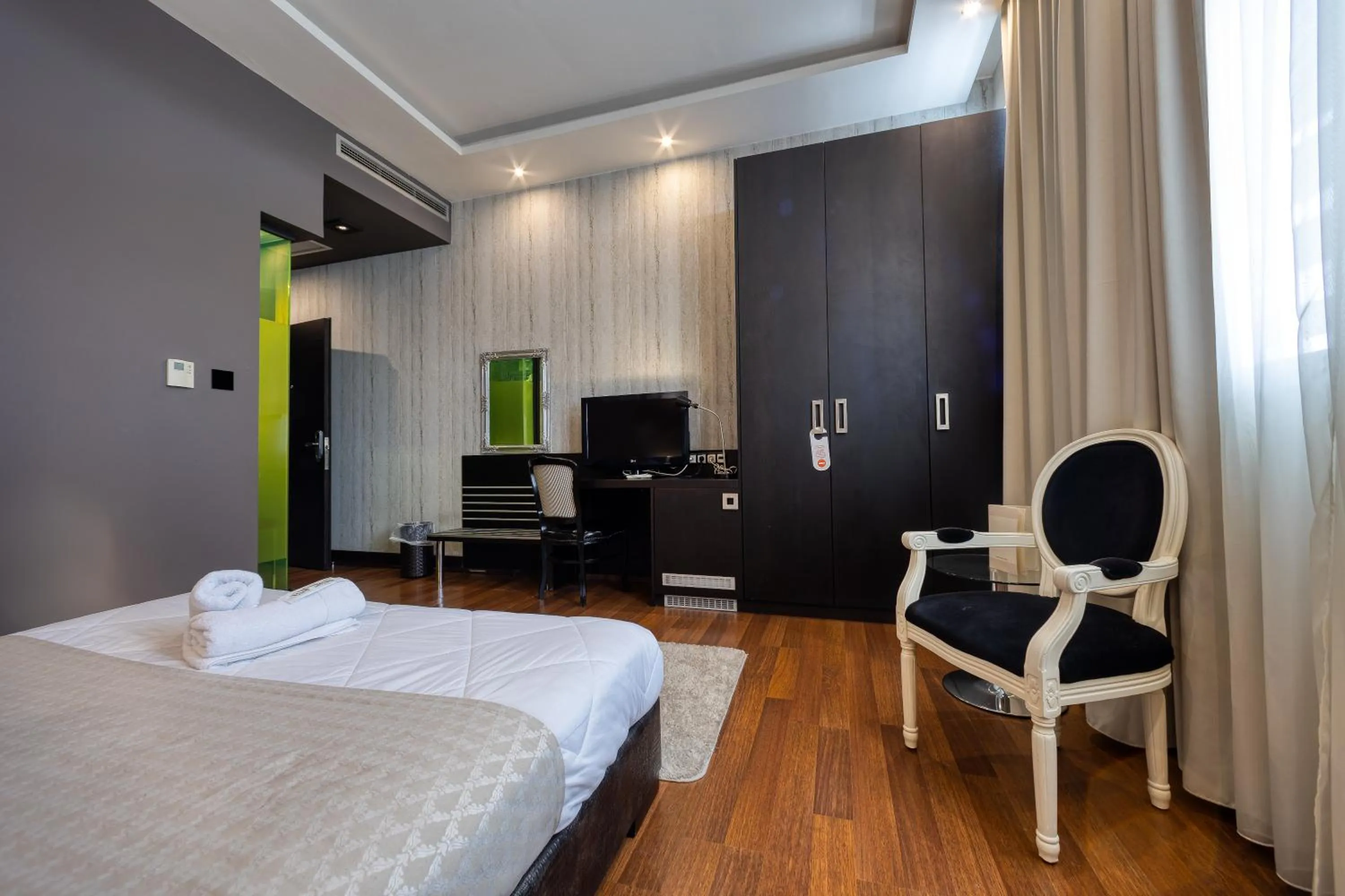 Photo of the whole room, Bed in Gallery Art Hotel