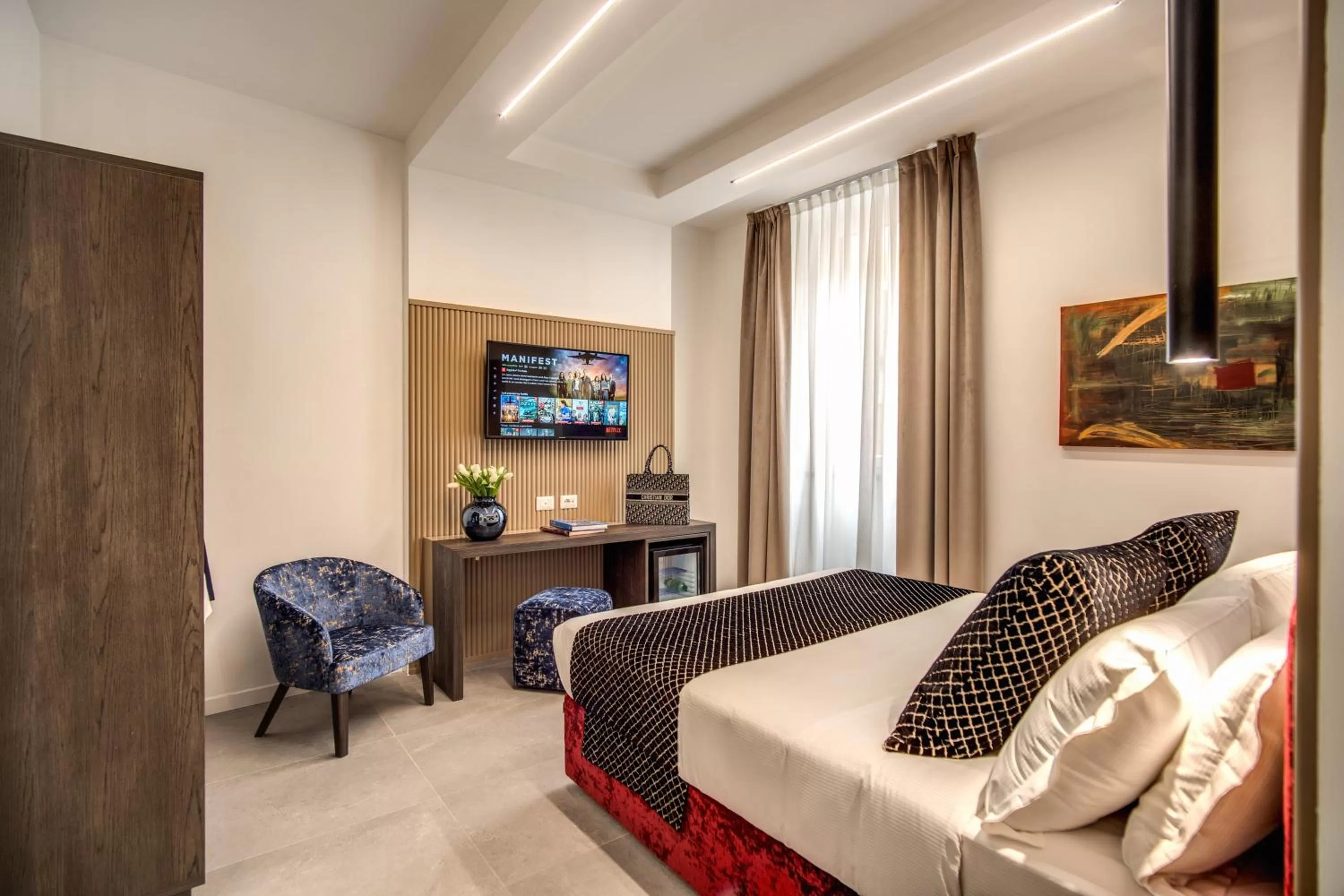 Photo of the whole room, Bed in Little Queen Suite