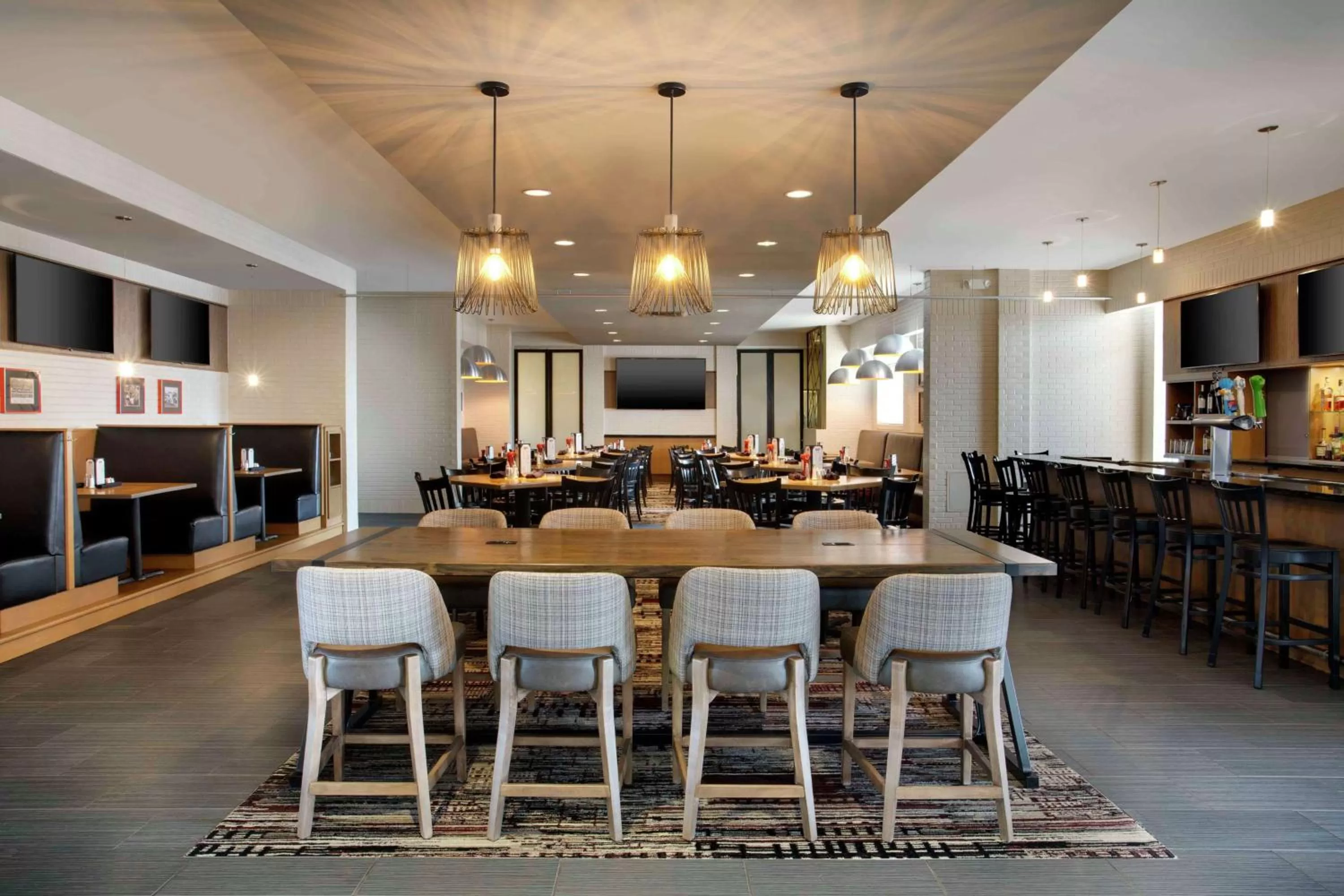 Restaurant/places to eat in DoubleTree by Hilton Chicago Midway Airport, IL