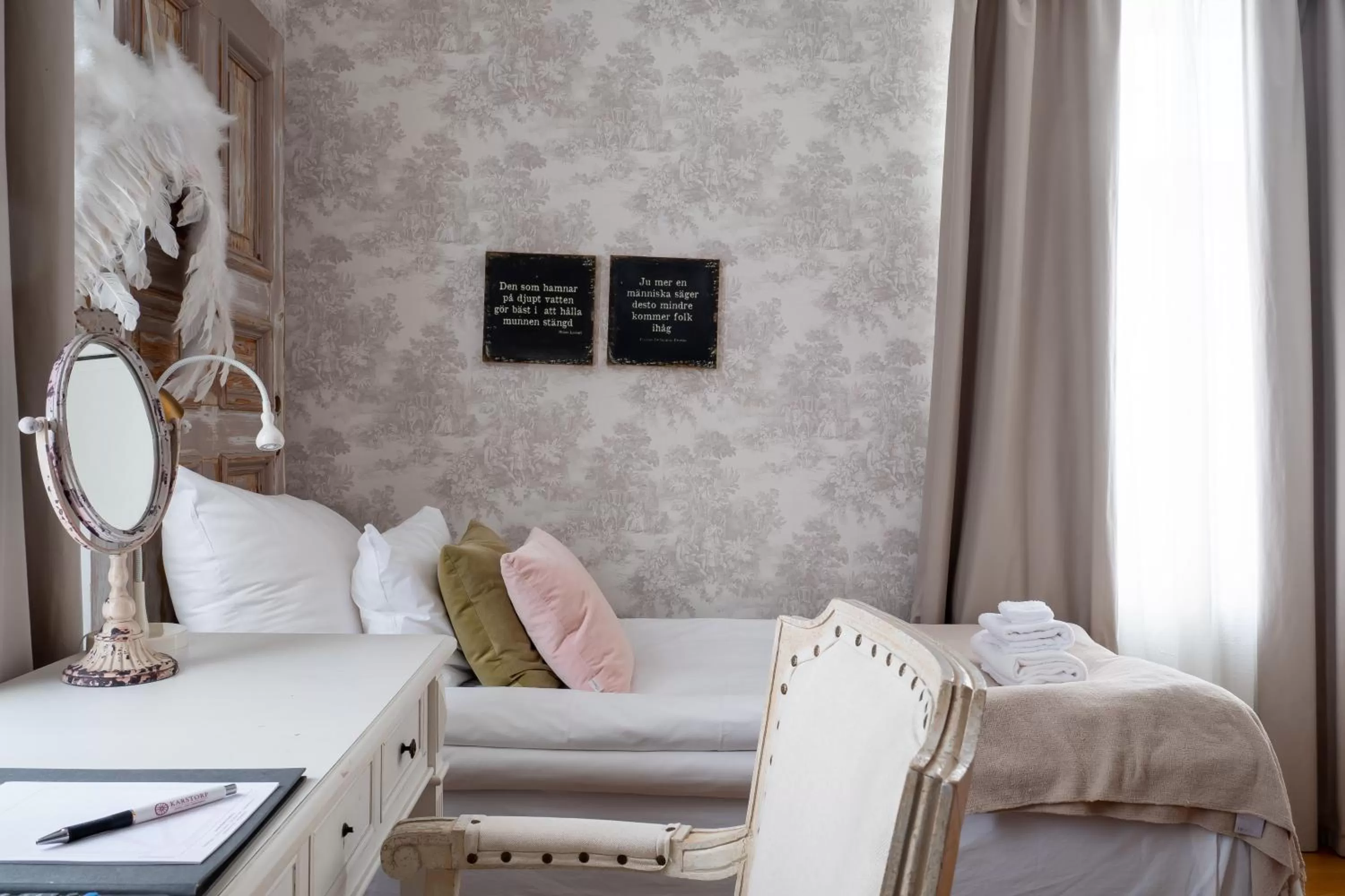 Bed in Karstorp Säteri – Hotell och Konferens