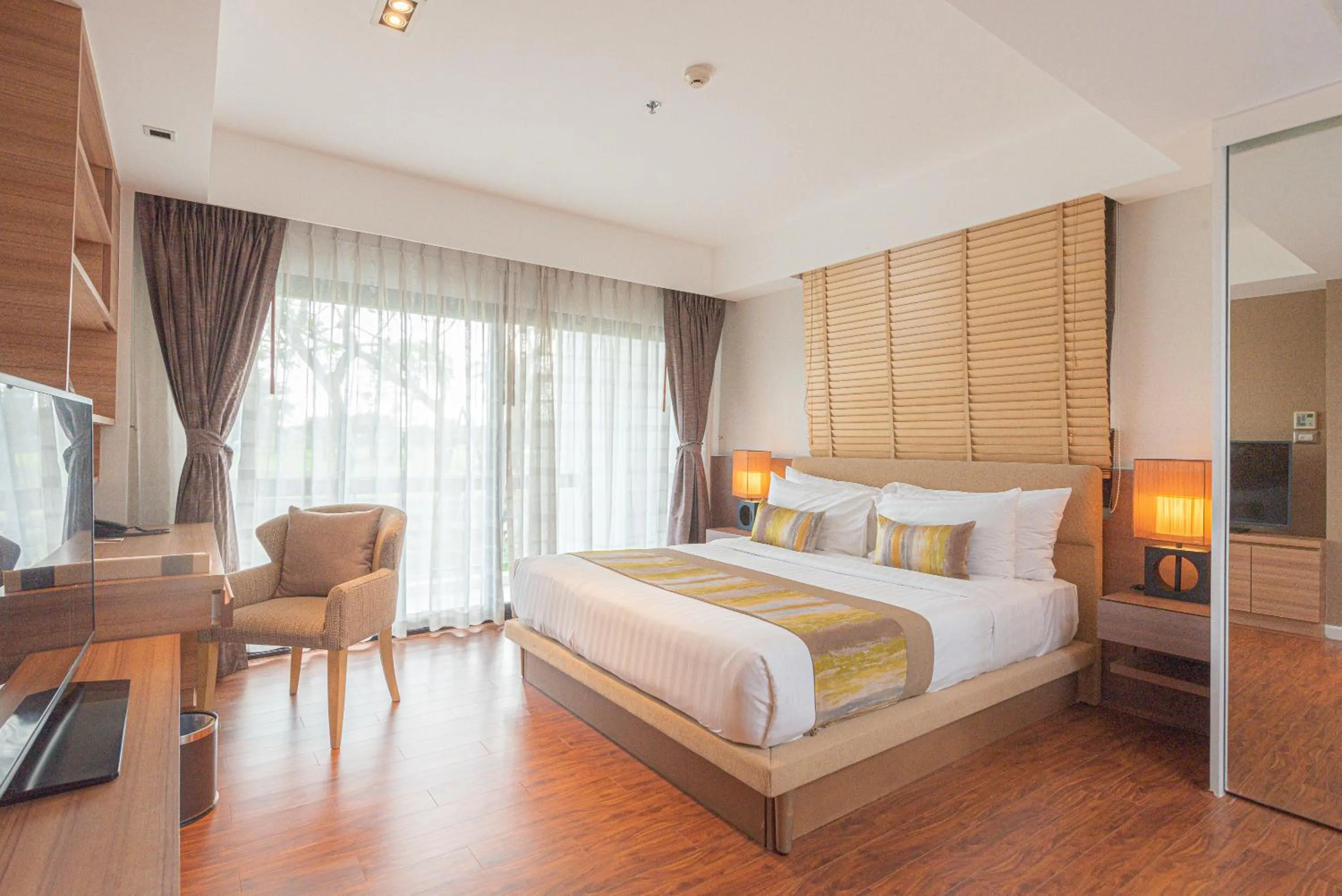 Bedroom, Bed in Summit Windmill Golf Suite Hotel at Suvarnabhumi