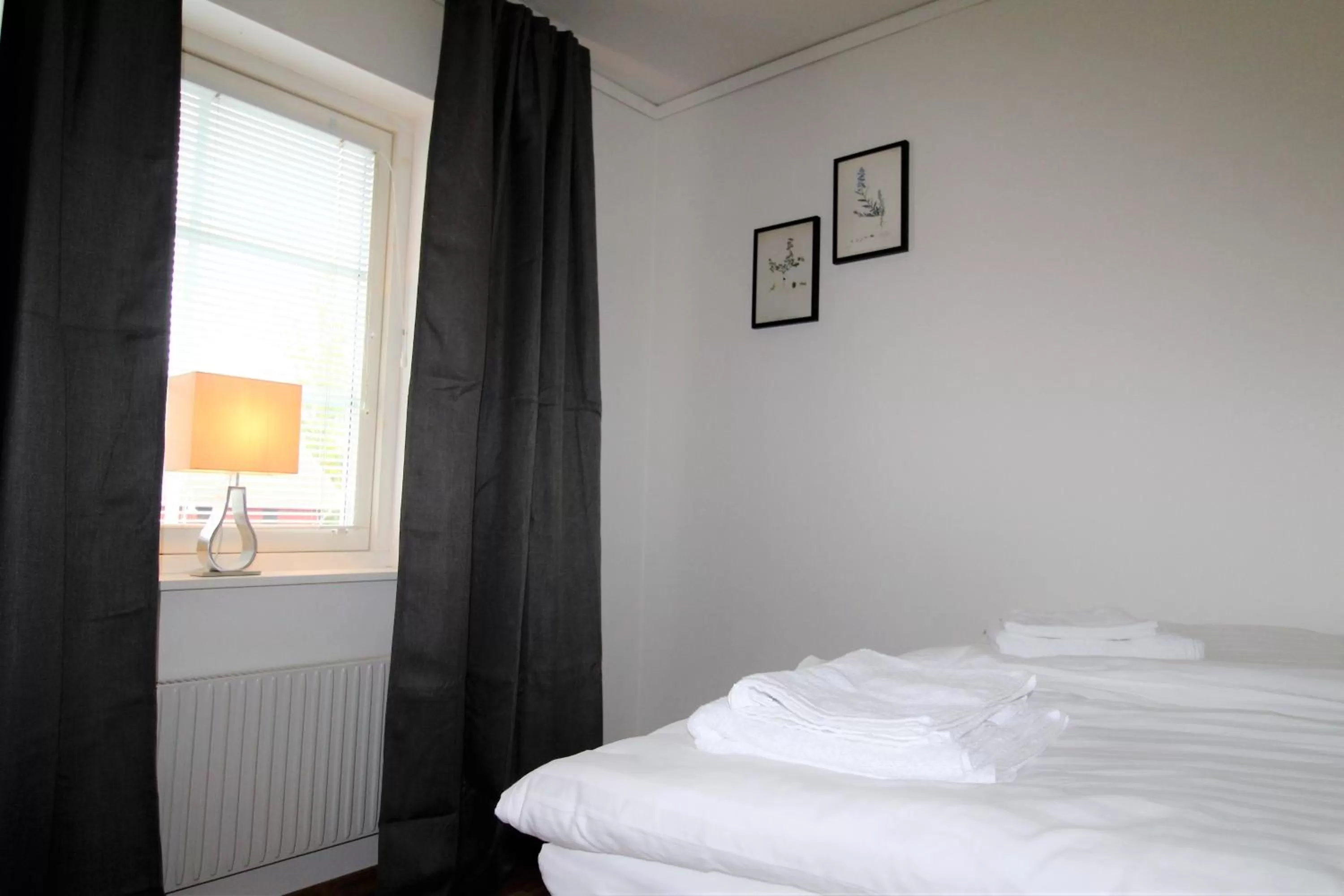 Bedroom, Bed in Easy Livin' Apartment Hotel