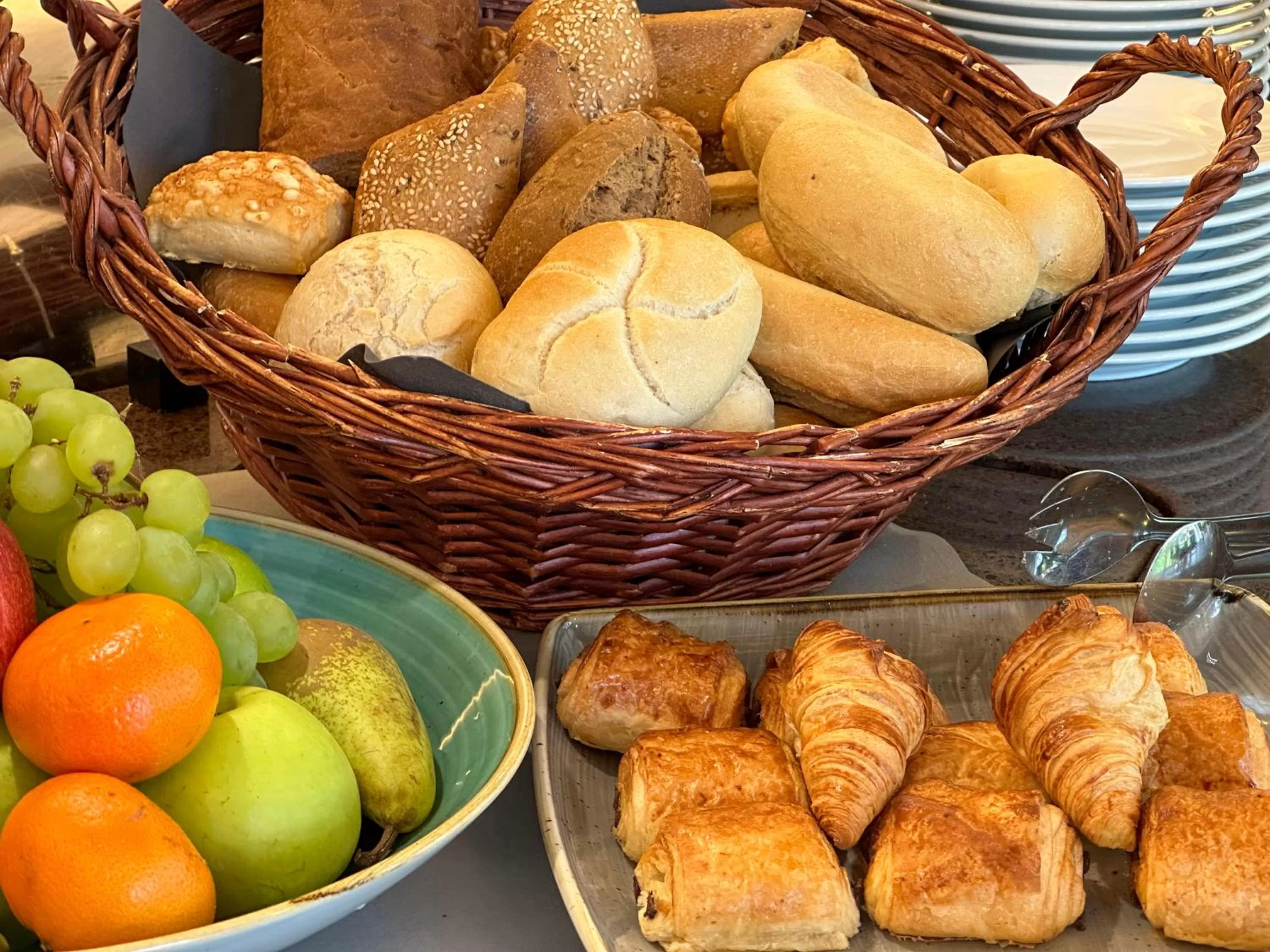Breakfast, Food in Mercure Hotel Düsseldorf Süd