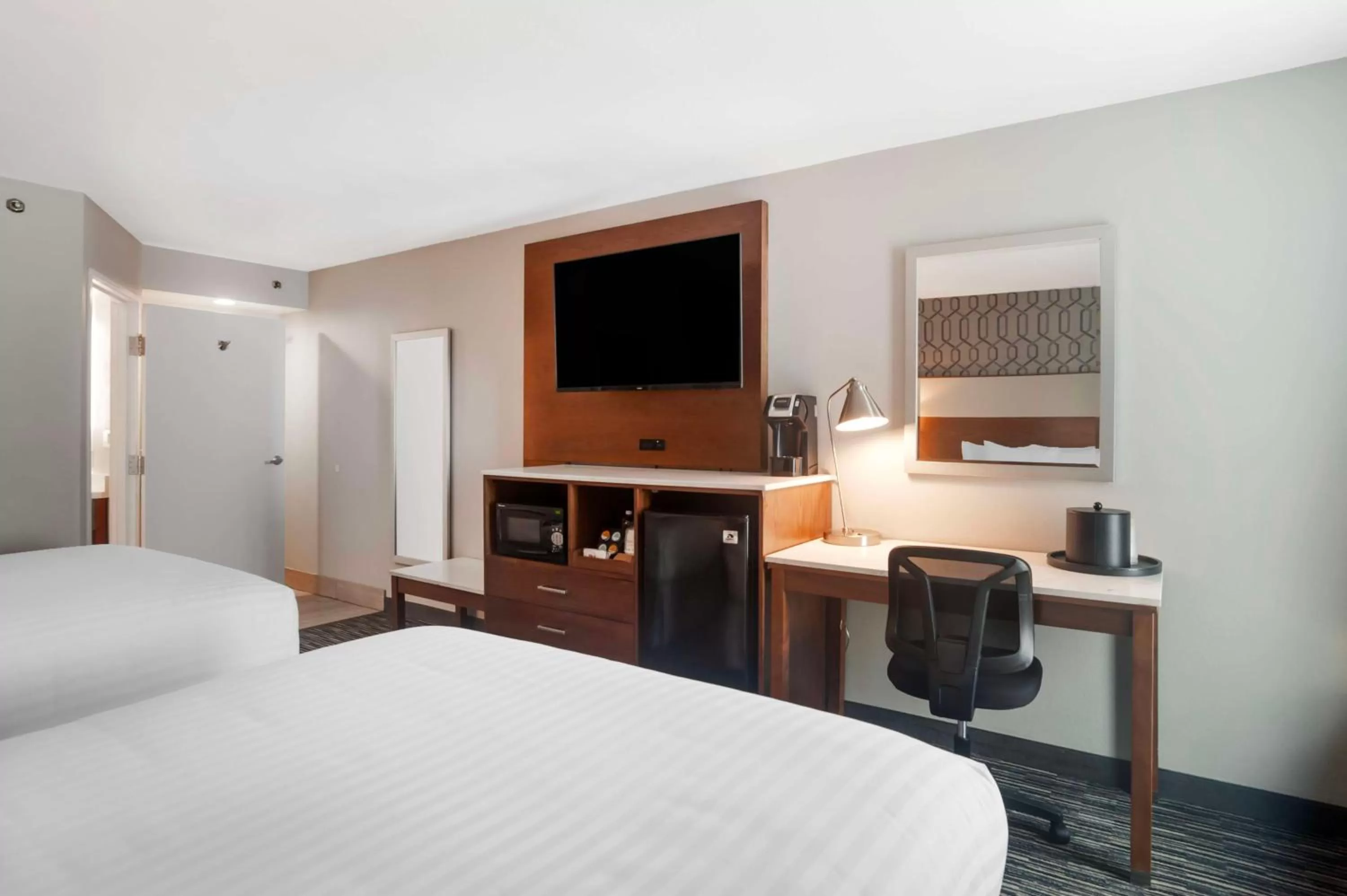 Bedroom, Bed in Best Western Plus Commerce Hotel