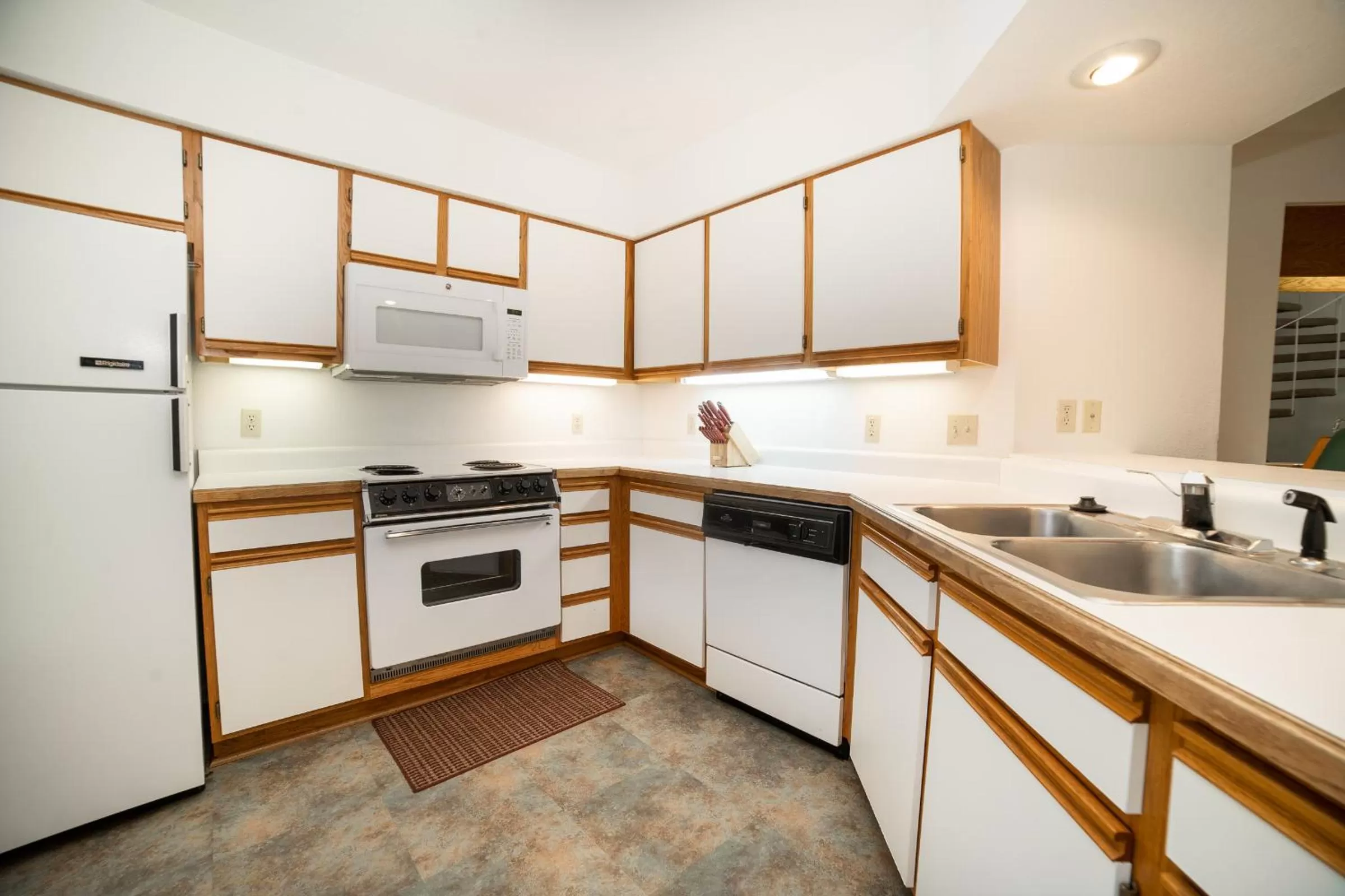 Kitchen or kitchenette in Pointe Royale Golf Resort