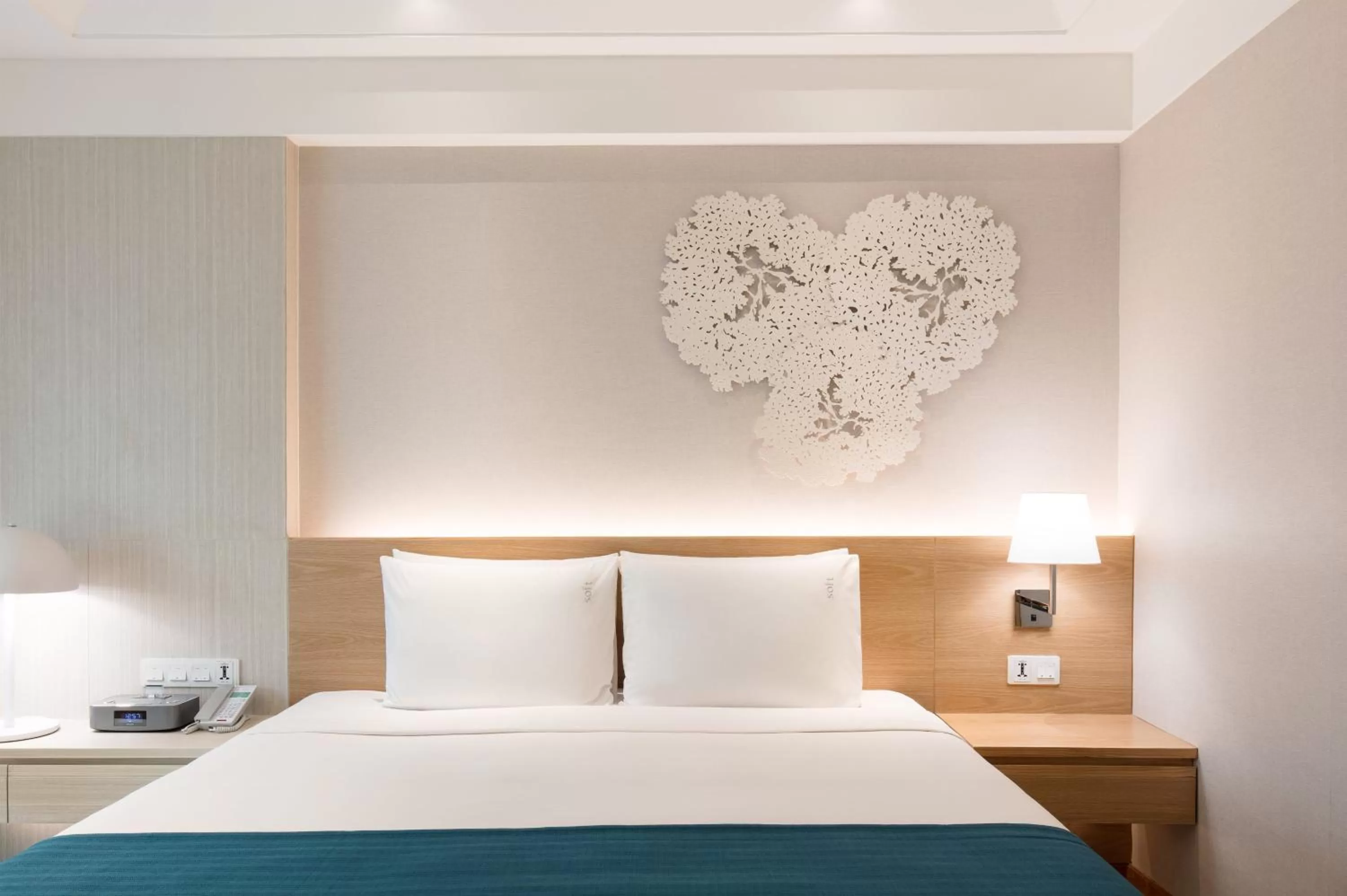 Photo of the whole room, Bed in Holiday Inn Bangkok by IHG