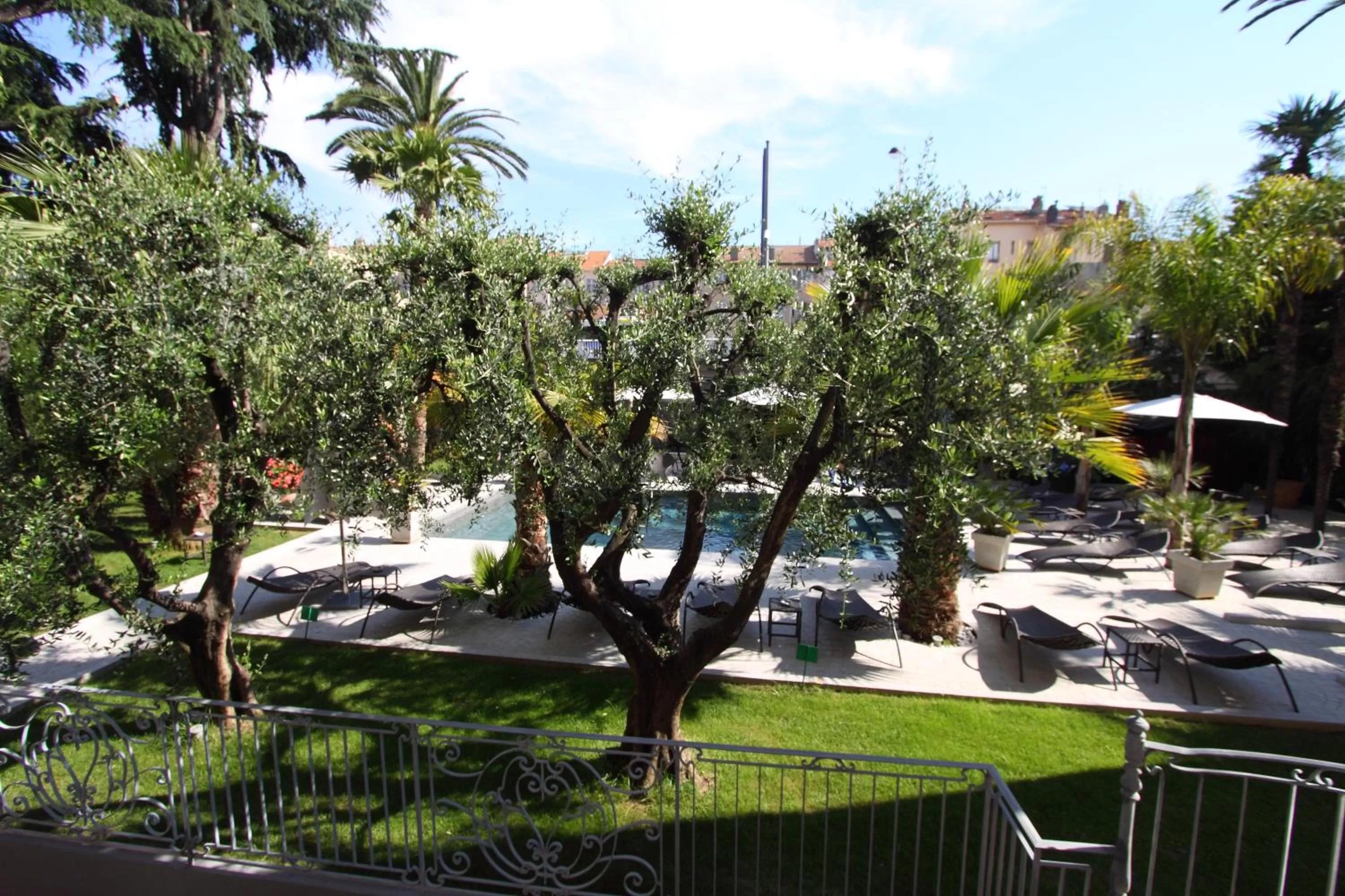 Garden view in GOLDEN TULIP CANNES HOTEL de PARIS