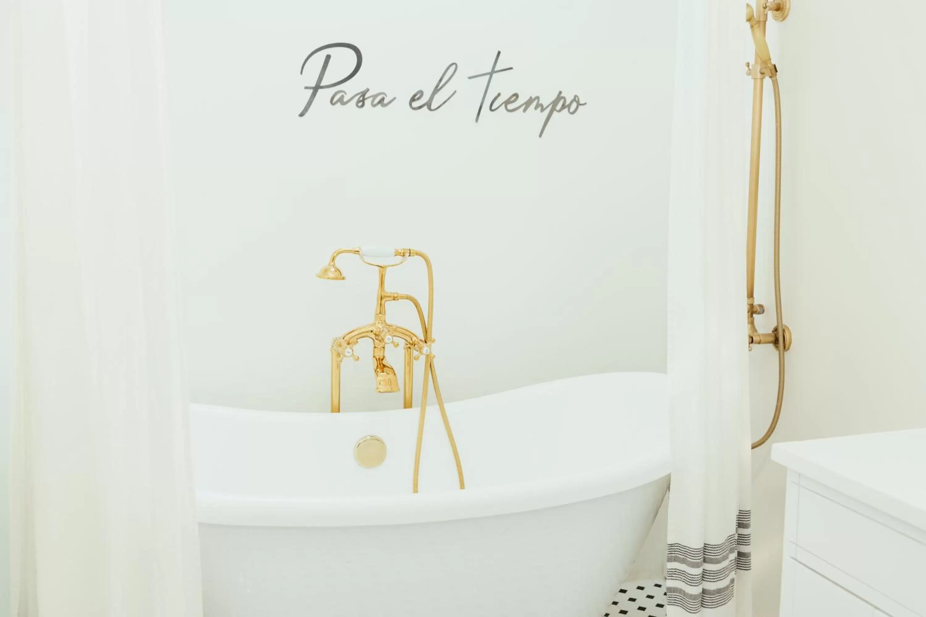 Bath in La Villa de Adelina