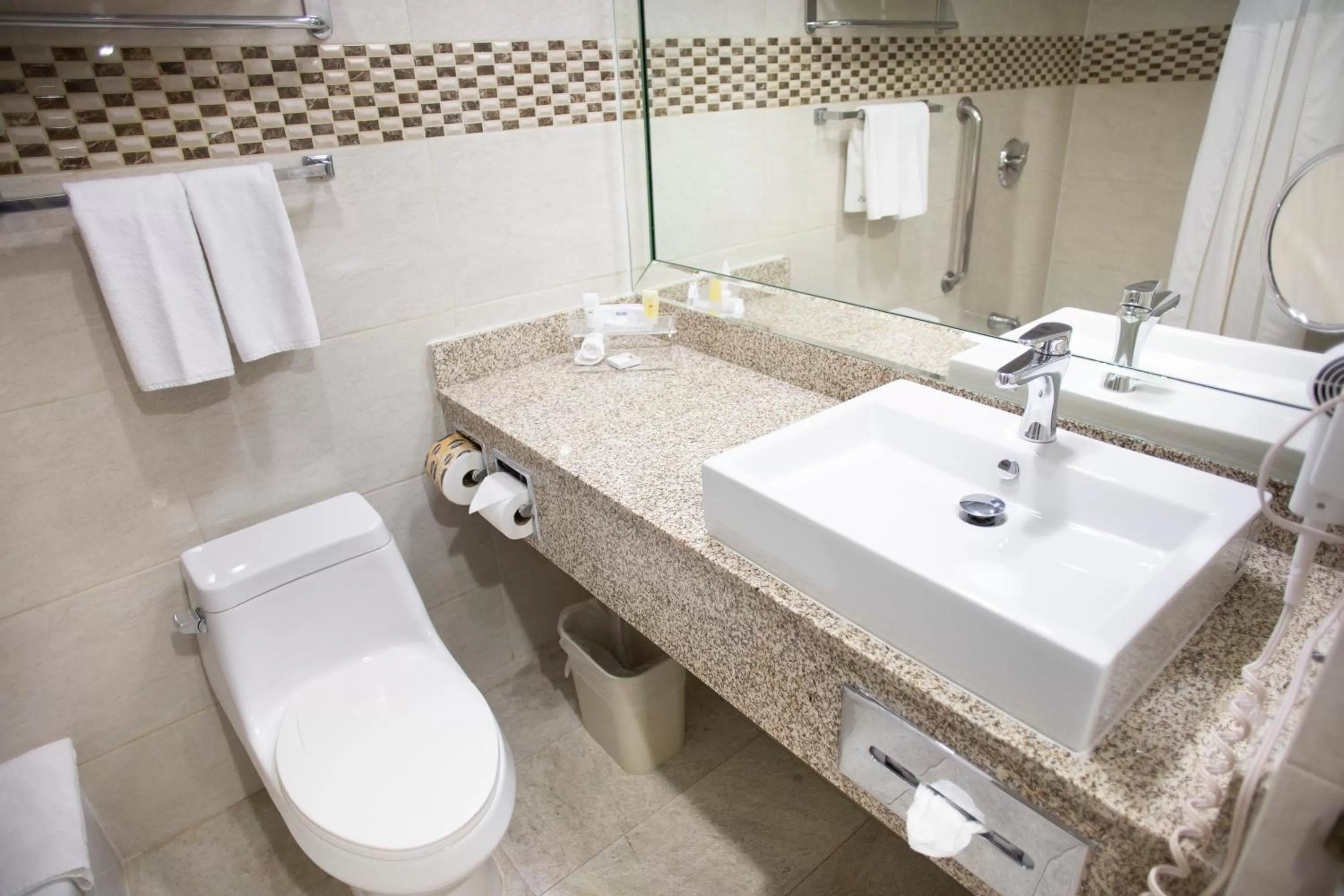 Shower in Best Western PLUS Monterrey Colón