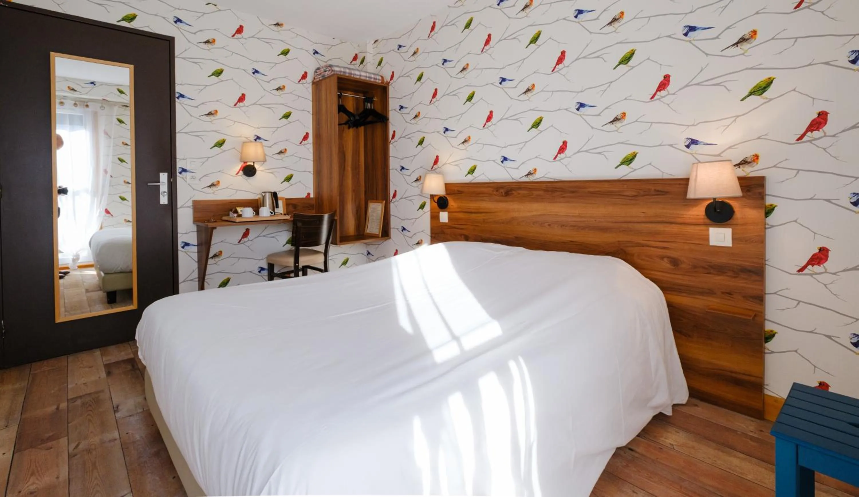 Bed in Cit'Hotel Le Montreal