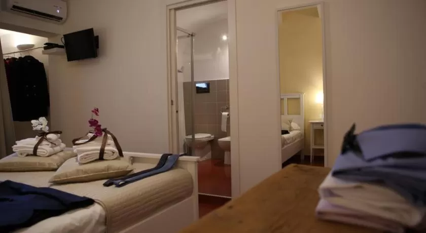 Bathroom, Bed in Yhomisus