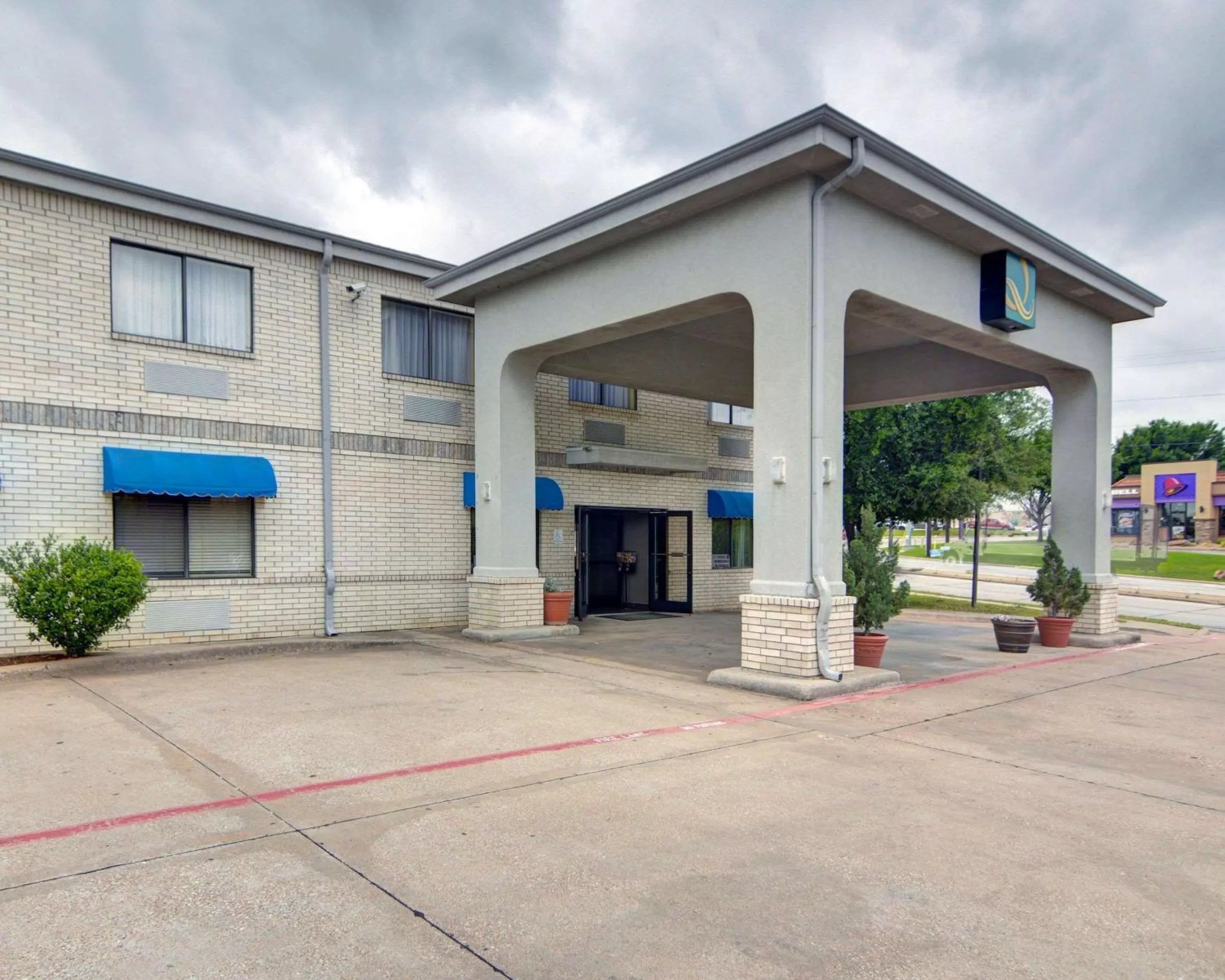 Property building in Quality Inn & Suites Grand Prairie South