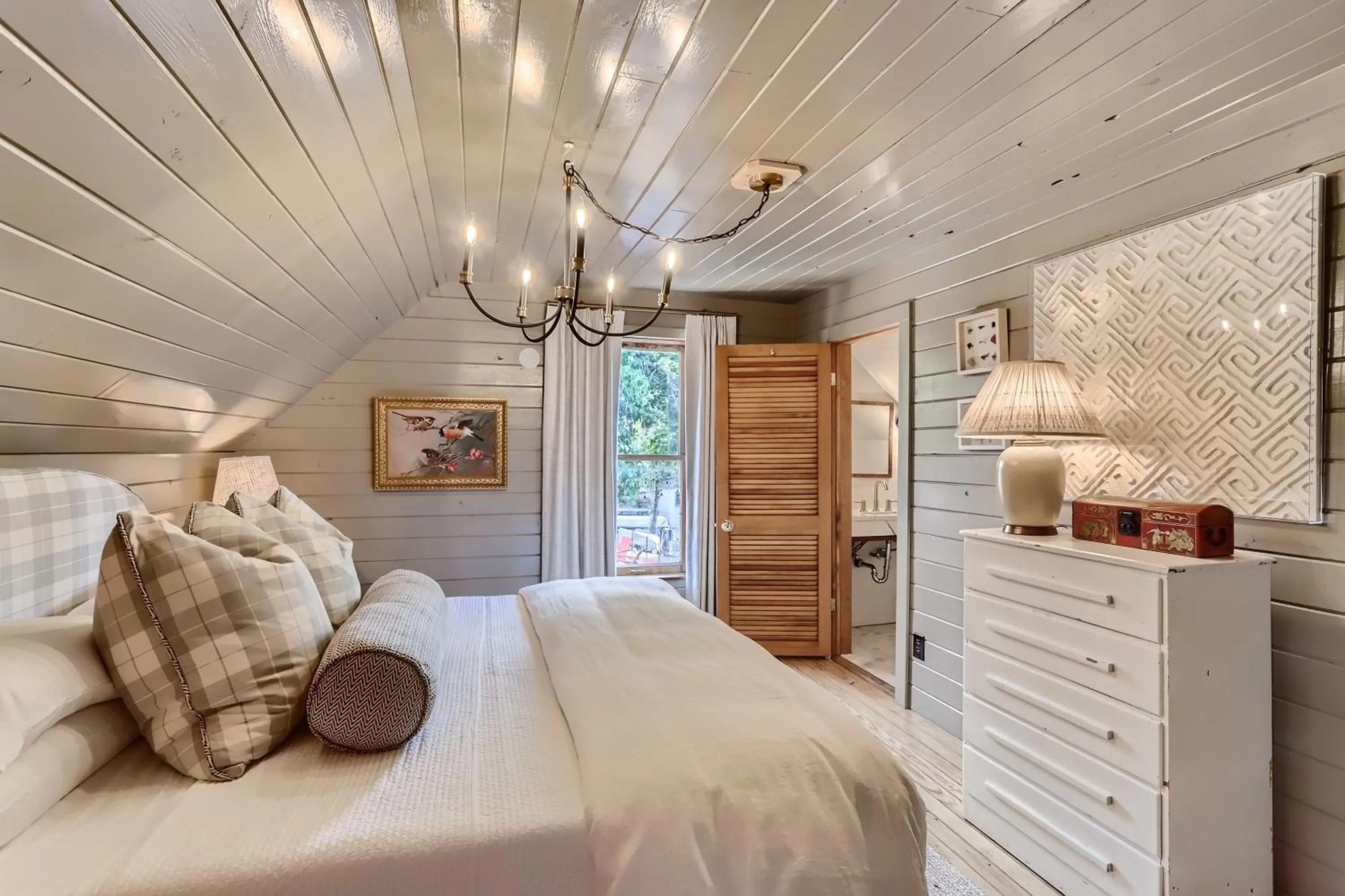 Photo of the whole room, Bed in A-Lodge Lyons