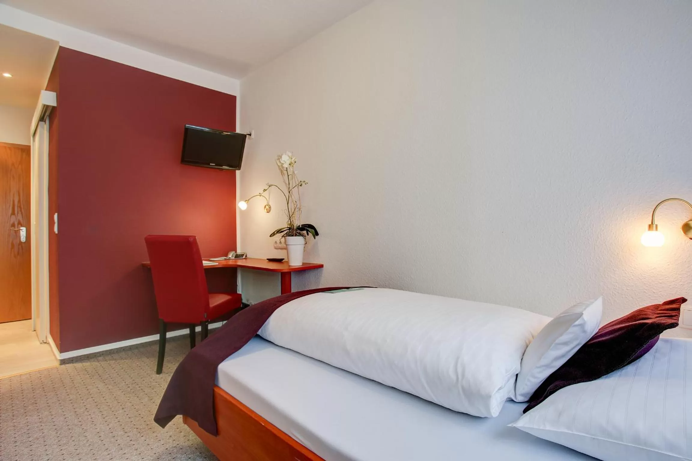 Photo of the whole room, Bed in Hotel Consul