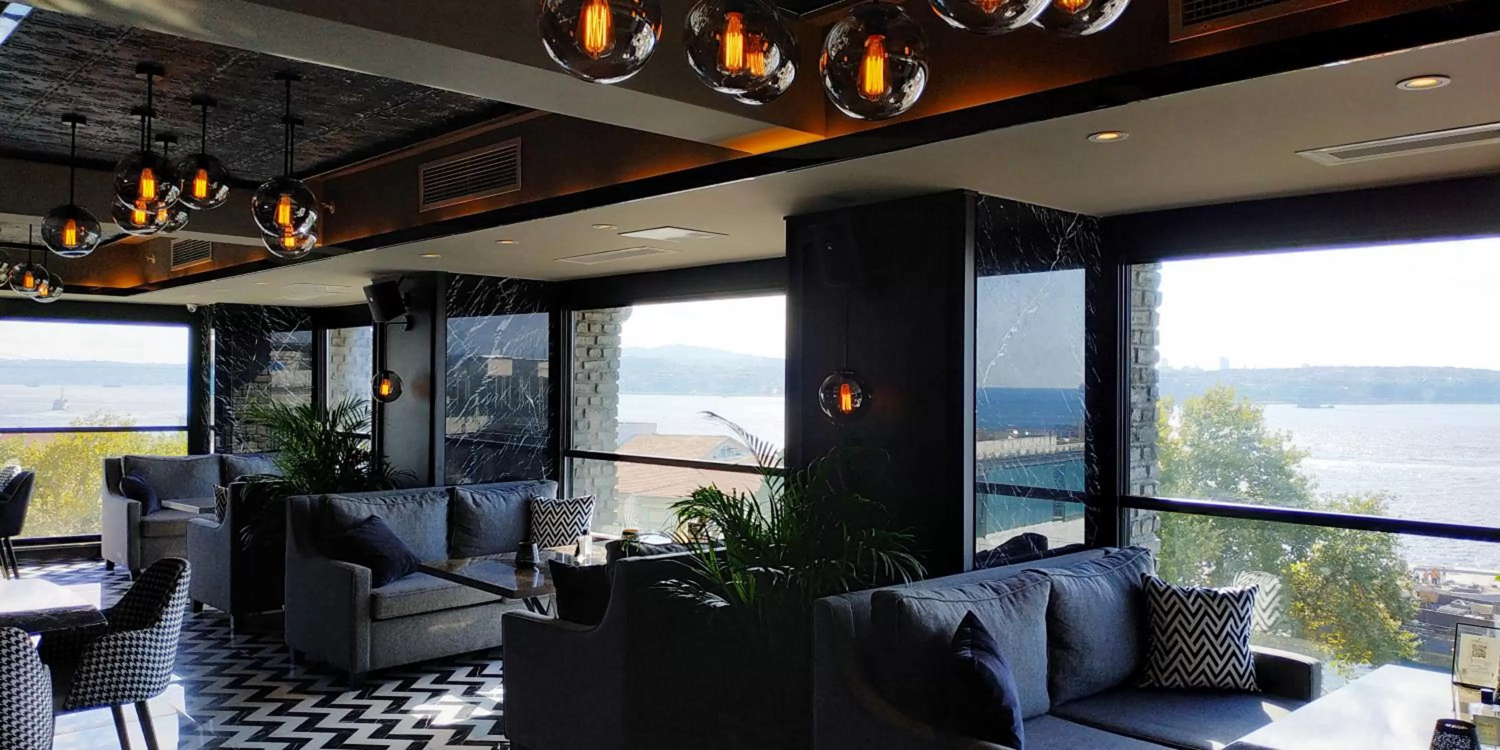 Restaurant/places to eat in Tonight Hotel Port