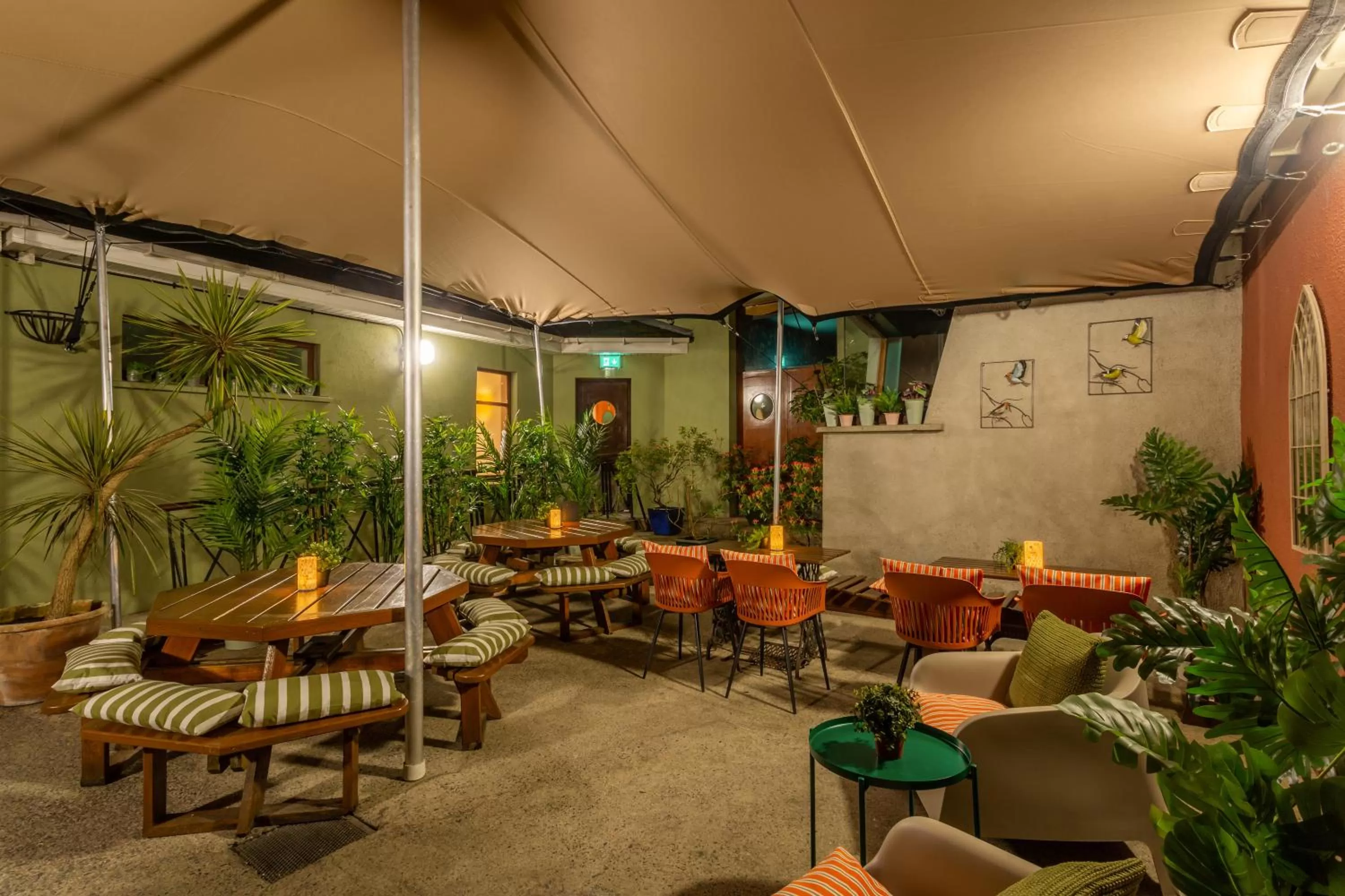 Restaurant/places to eat in Dooley's Hotel