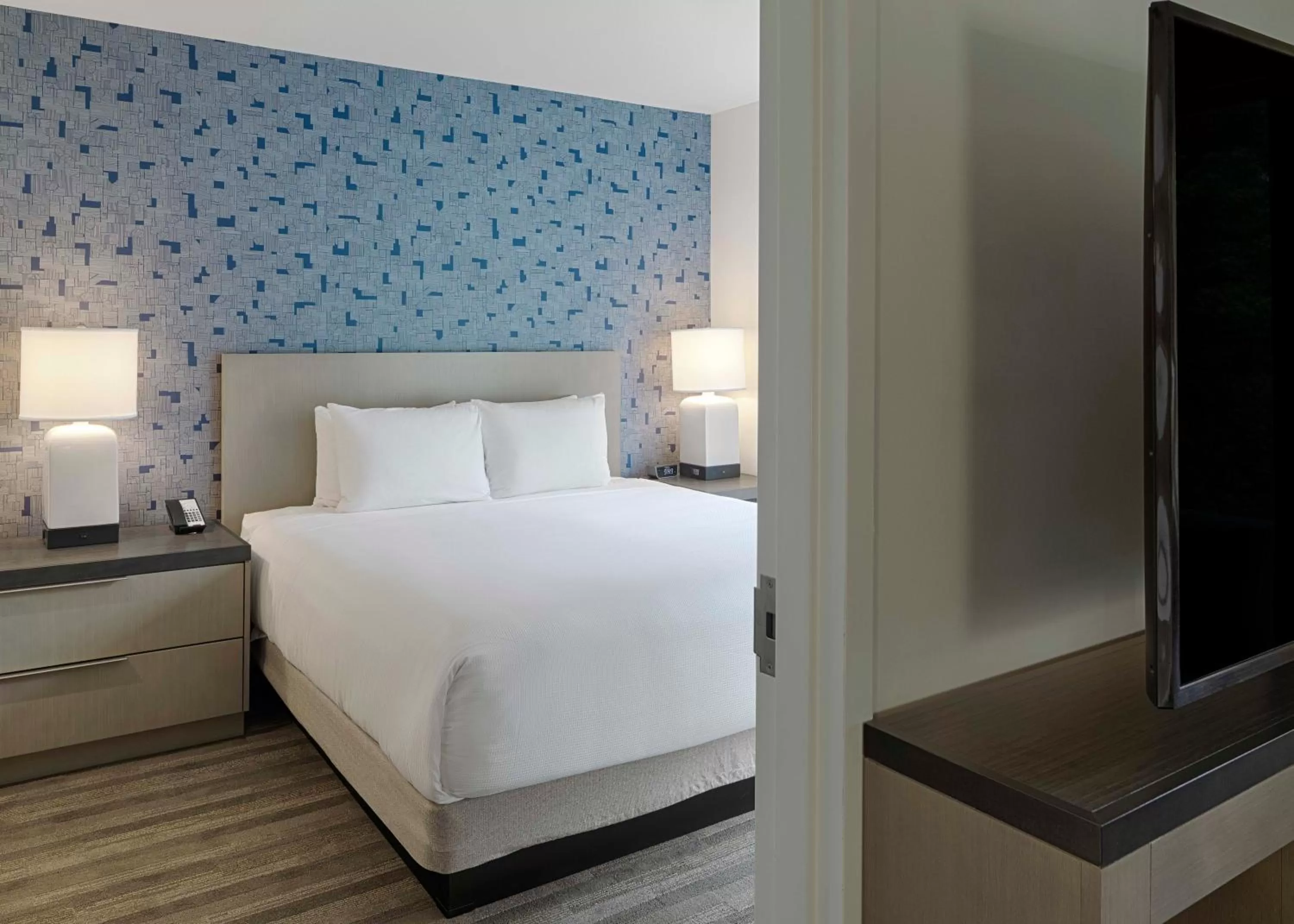 Bedroom, Bed in Hyatt House Columbus OSU Short North