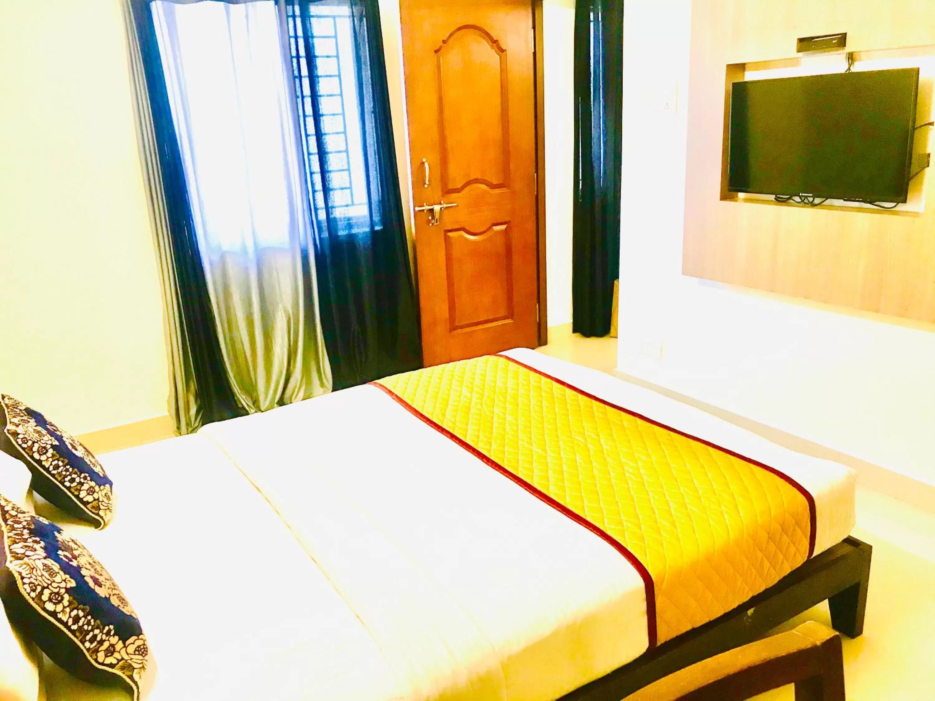 Bed in Hotel Half Moon Chennai