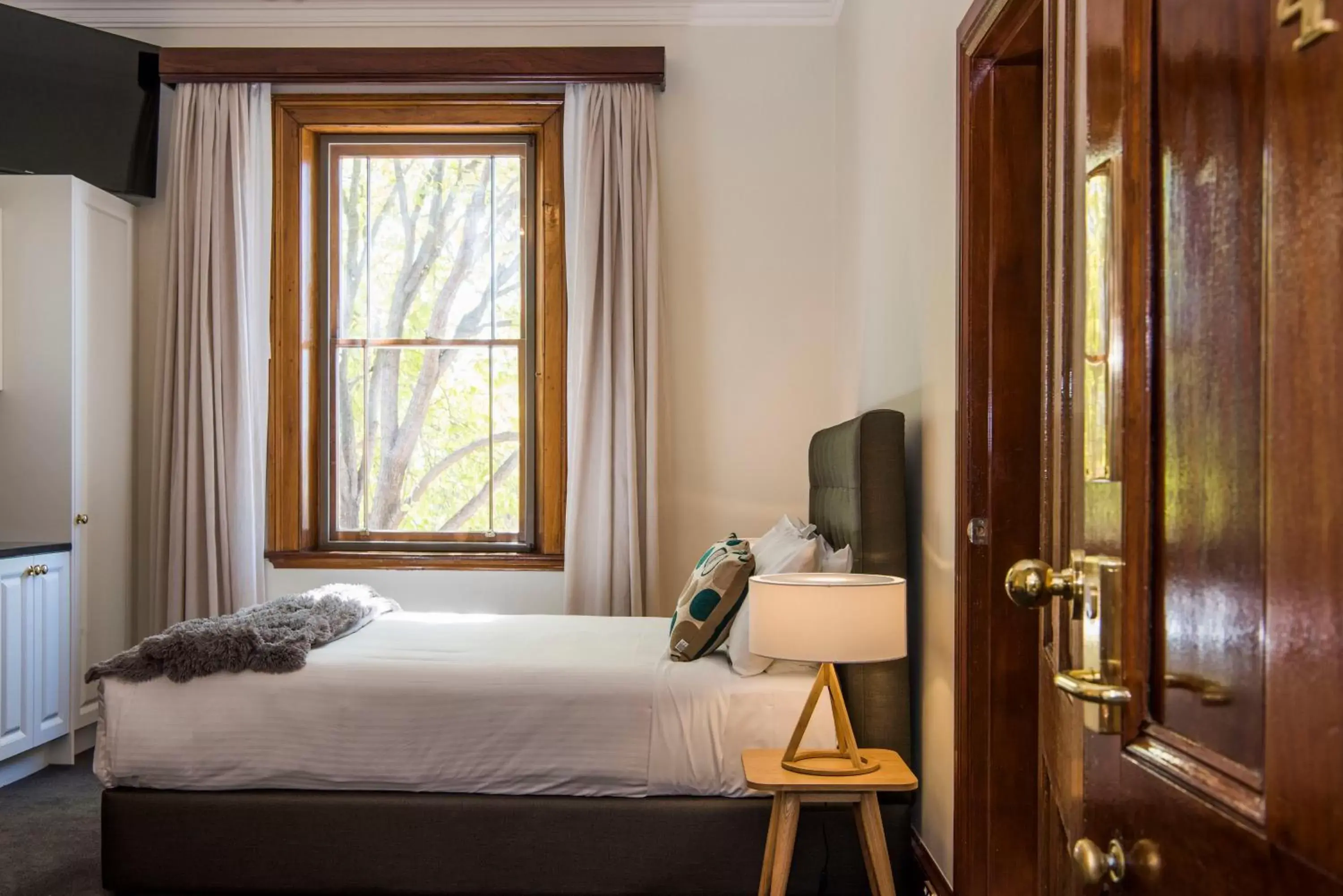 Queen Room - Suite 4 in The Parkview Hotel Mudgee Queen Room - Suite 4 in The Parkview Hotel Mudgee