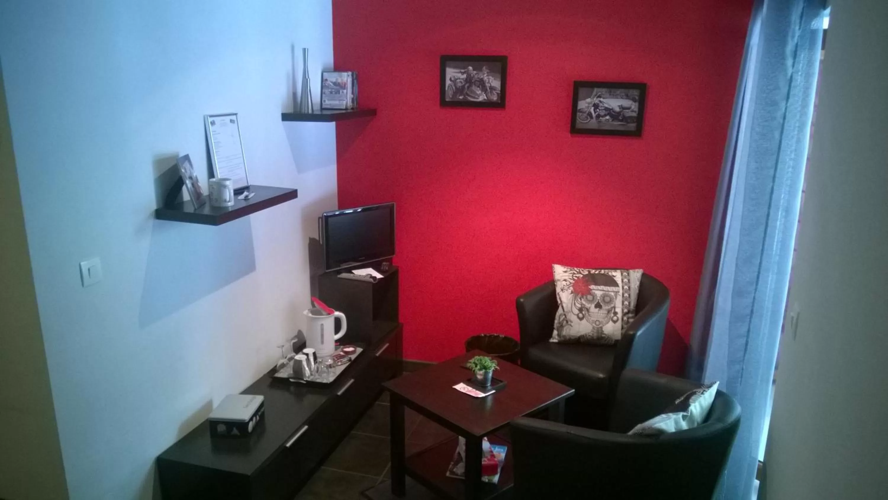 TV and multimedia, TV/Entertainment Center in Chambres D'Hotes La Maison Des Chiens Verts