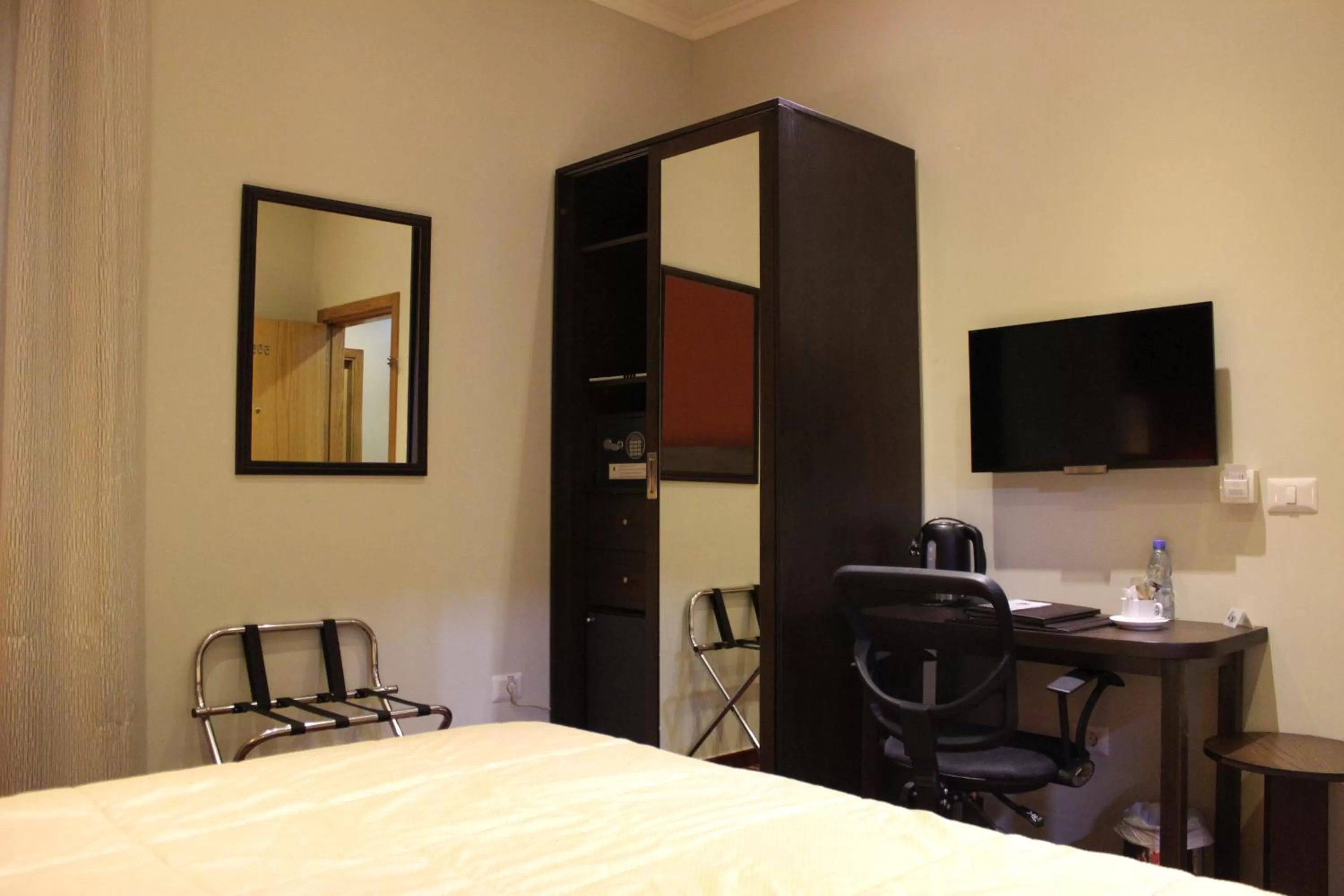 TV and multimedia, Bed in The J Hotel & Spa