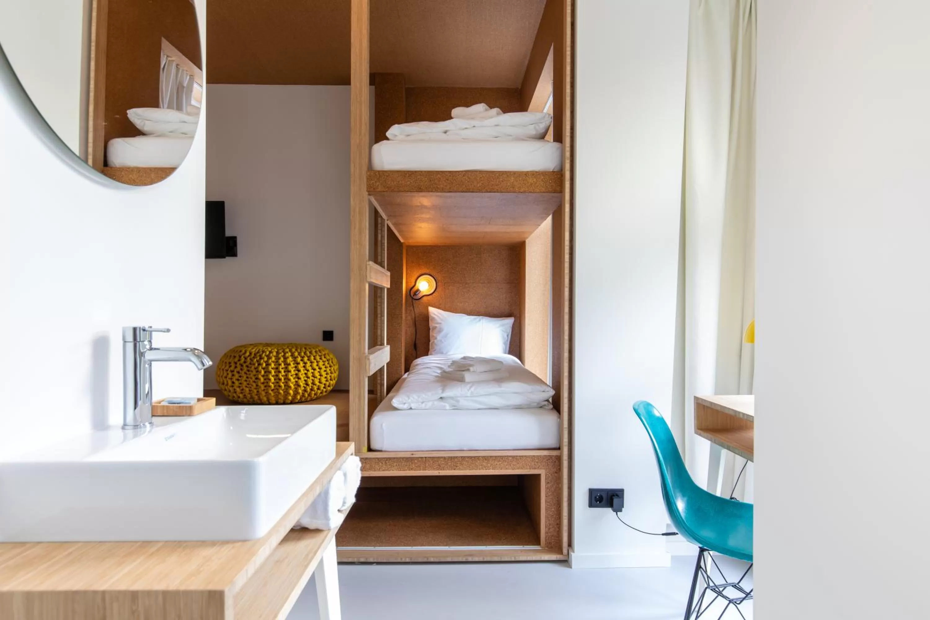 bunk bed, Bed in the bellhop