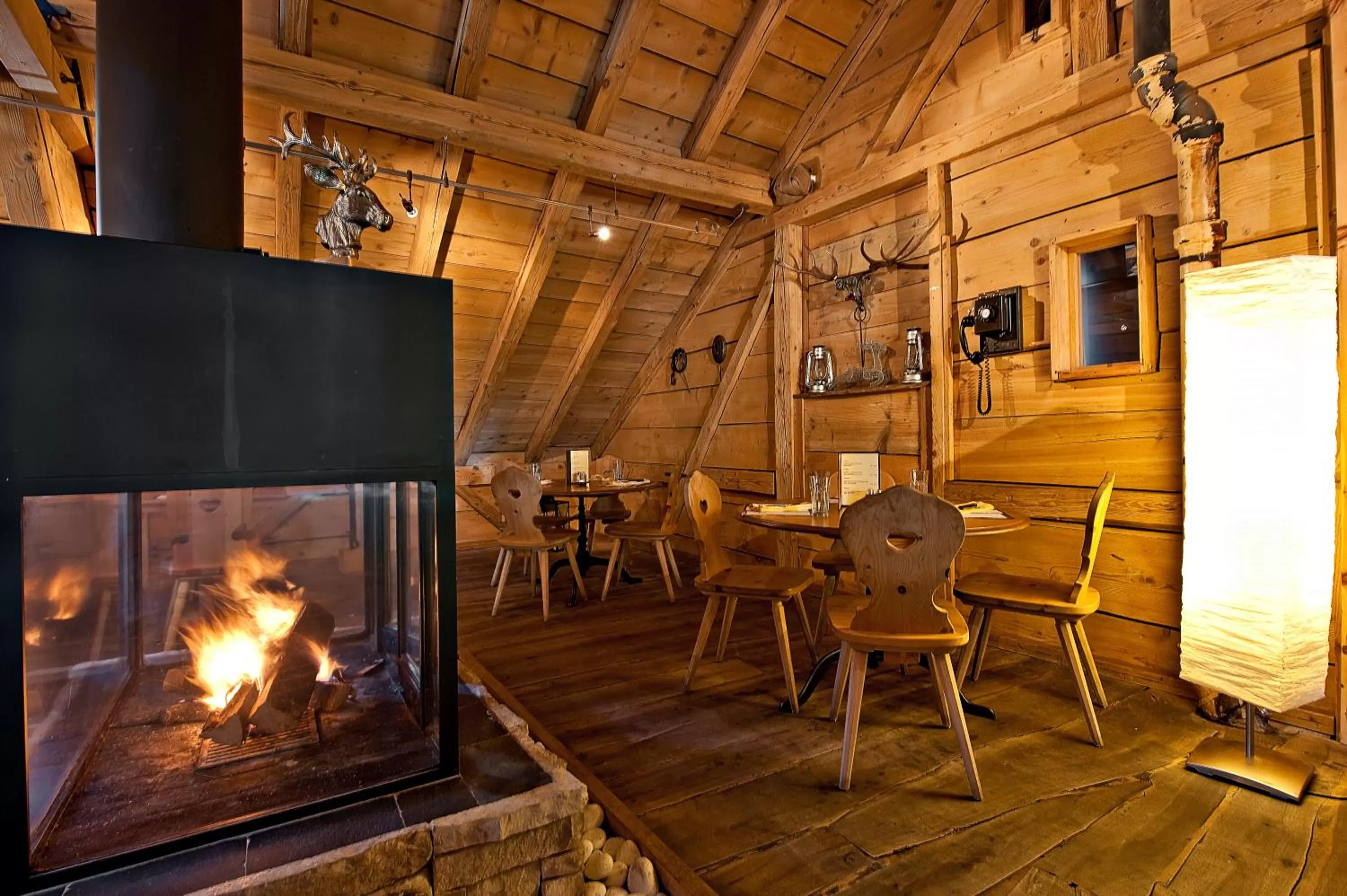 Restaurant/places to eat in Hotel Station