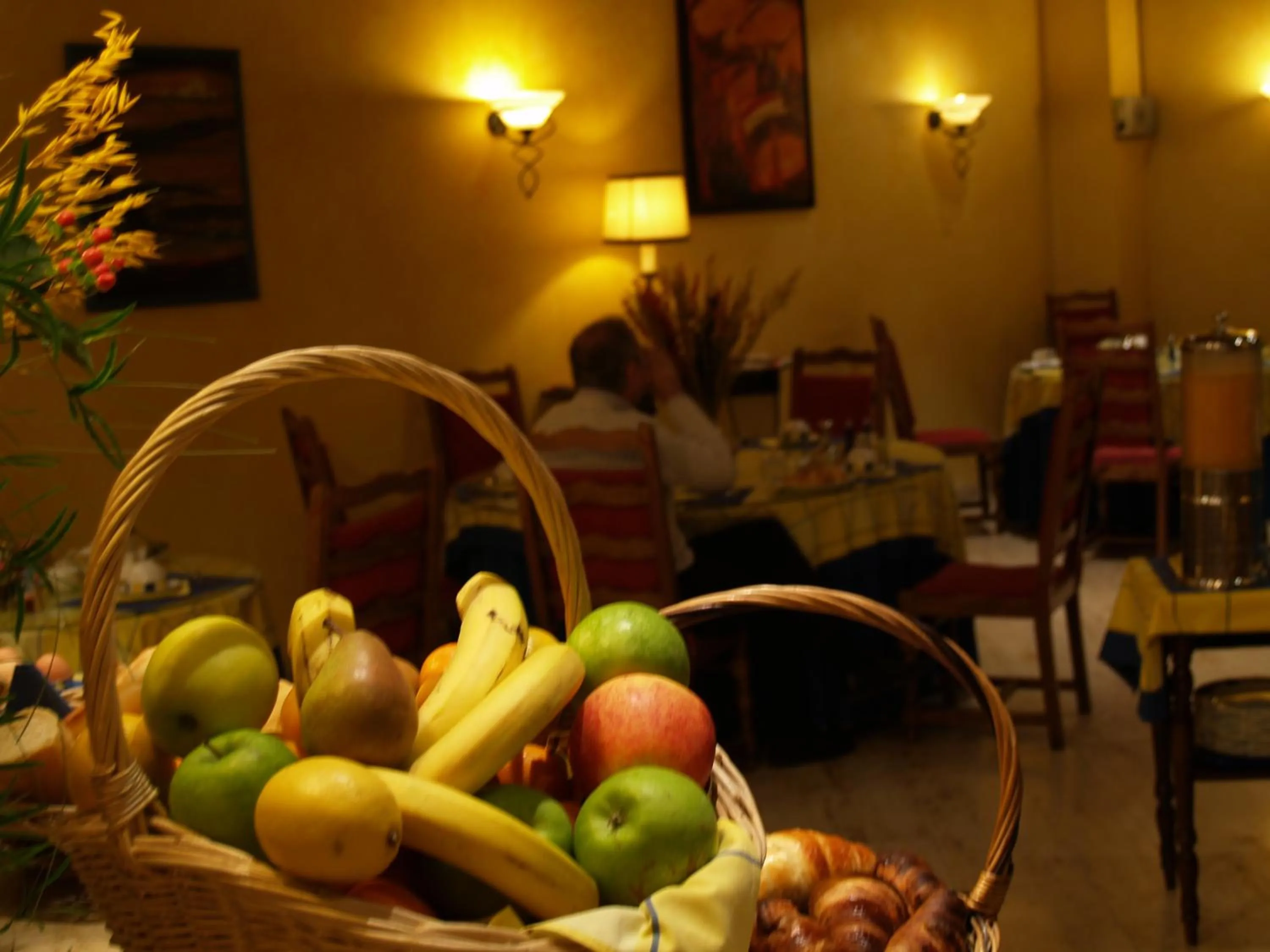 Restaurant/places to eat in Les Reflets Jaunes