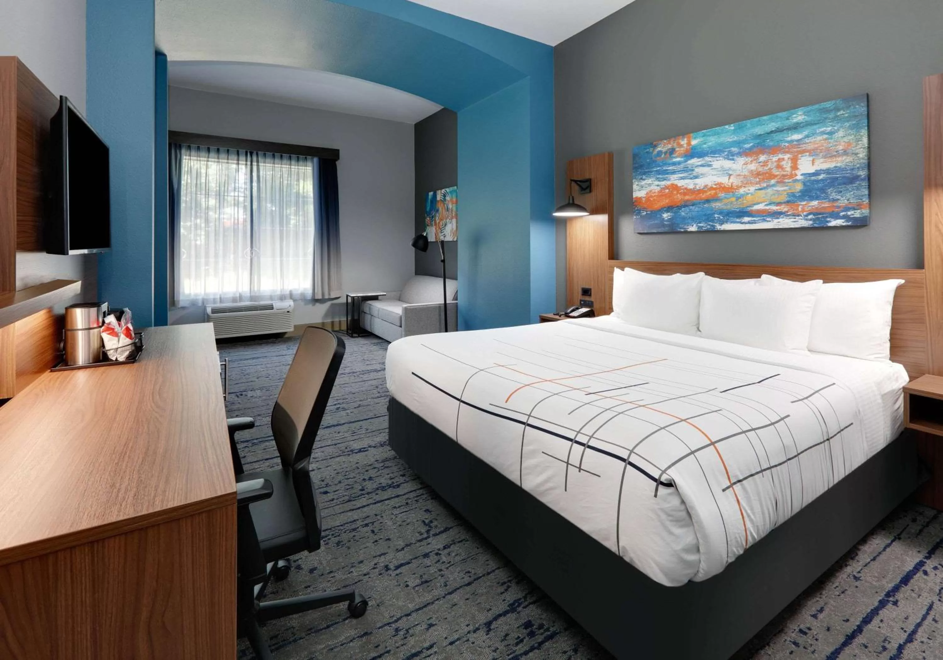 Photo of the whole room, Bed in La Quinta by Wyndham Jacksonville, Texas