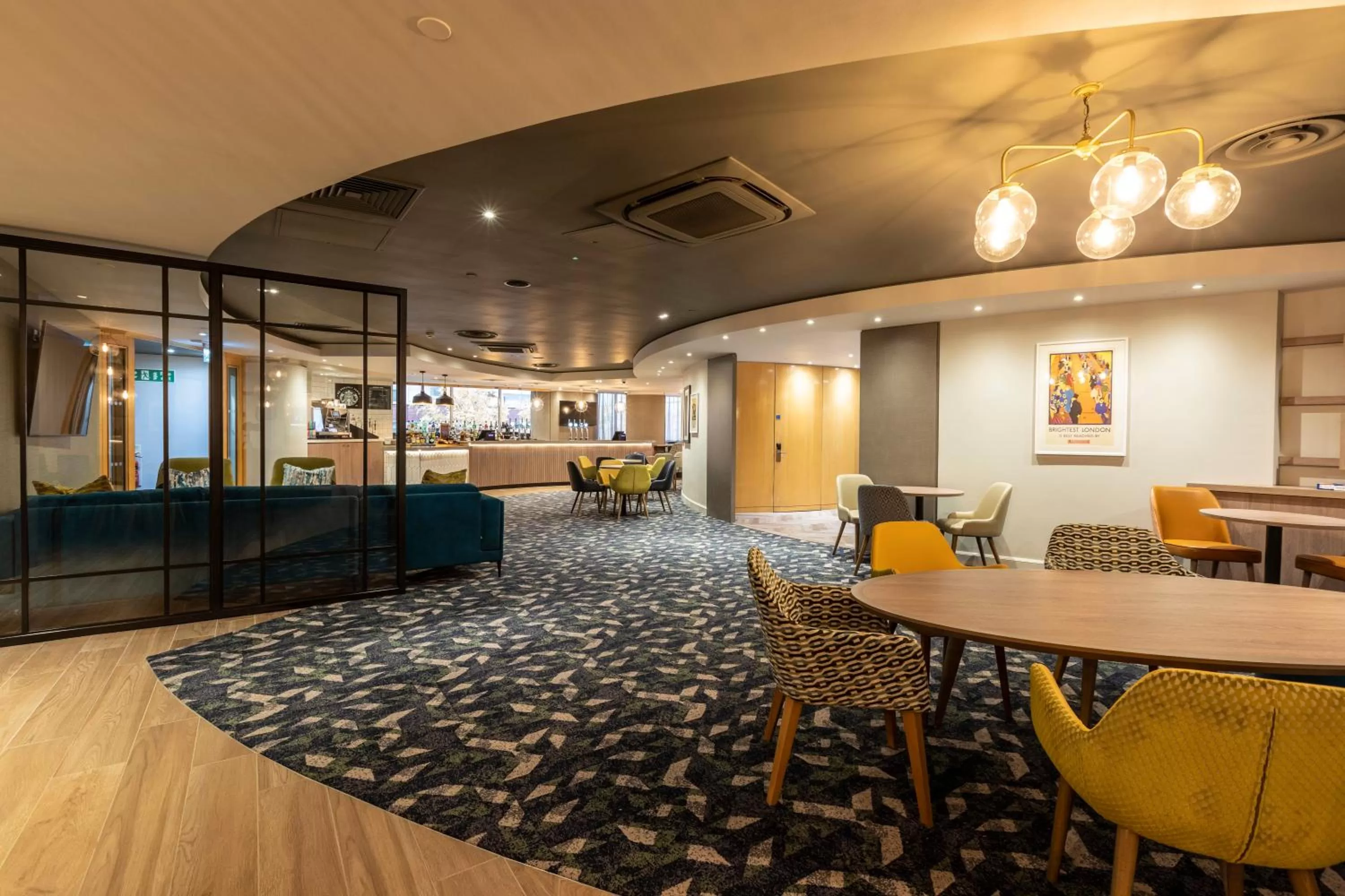 Lounge or bar in Holiday Inn London - Regent's Park by IHG
