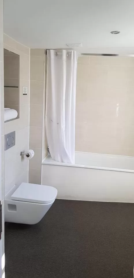 Bathroom in The Bath Arms Wetherspoon