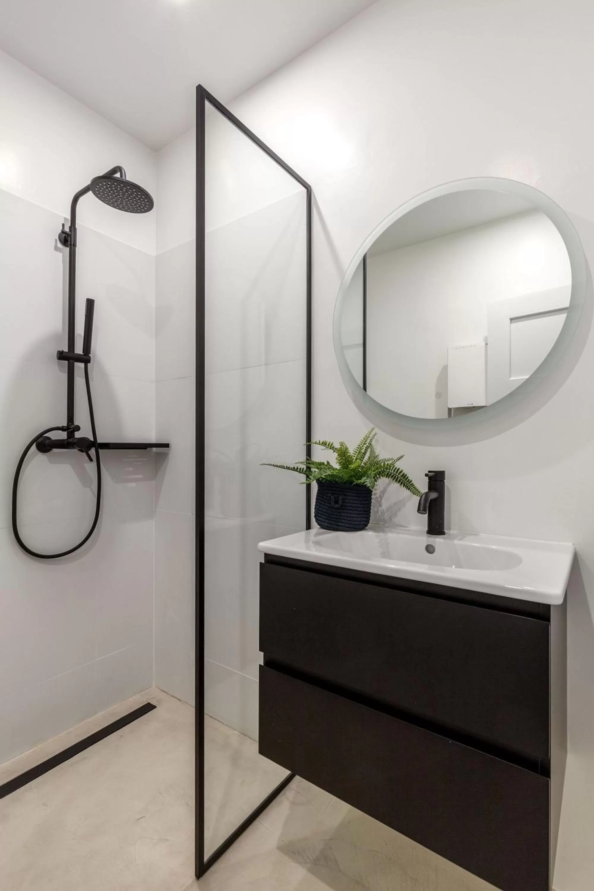 Shower, Bathroom in ZOIA The Met by UPSTREET