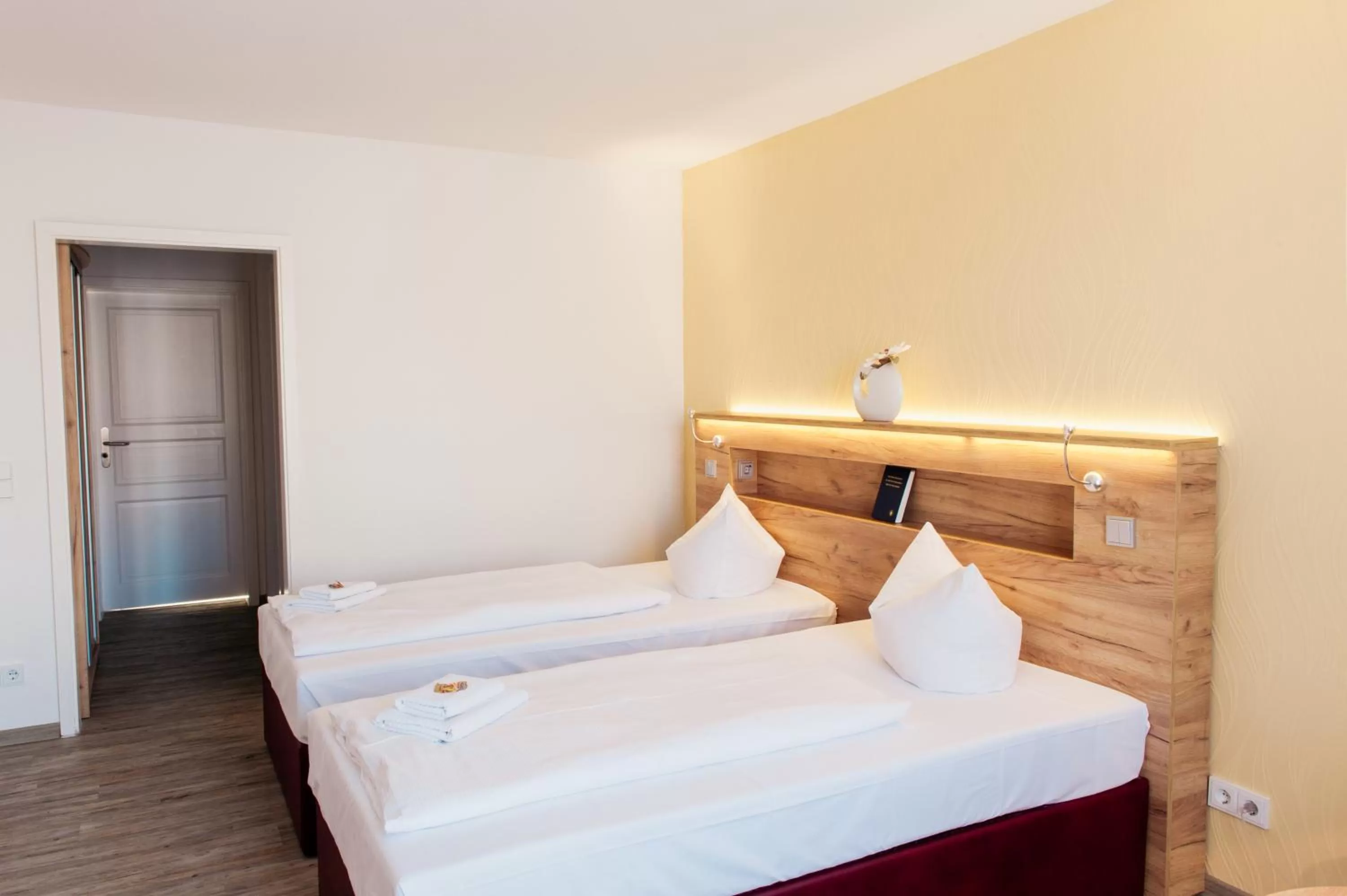 Photo of the whole room, Bed in Hotel & Restaurant "Deutscher Kaiser"